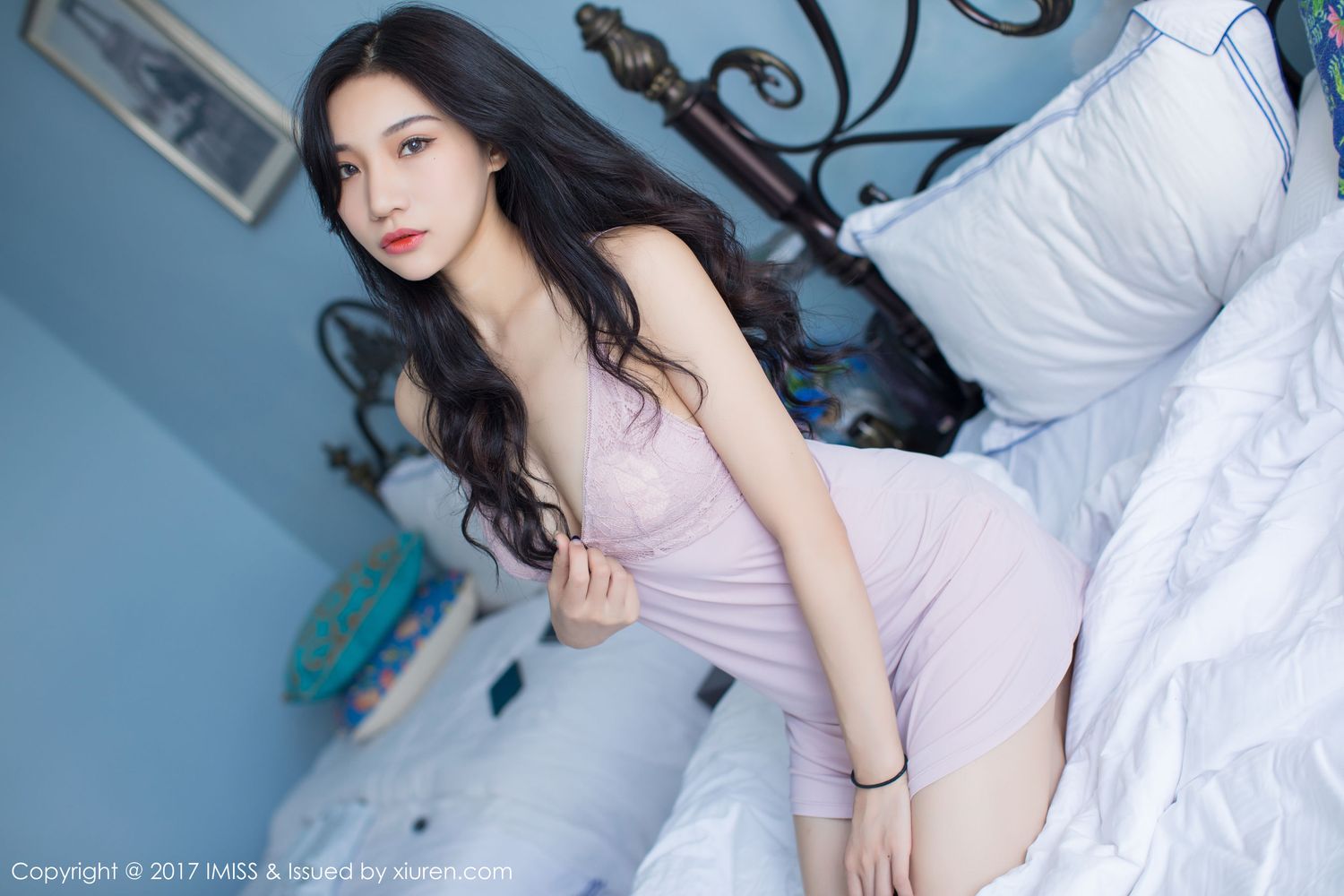 美女模特小狐狸Sica - 粉红小吊带高耸玉兔私房写真