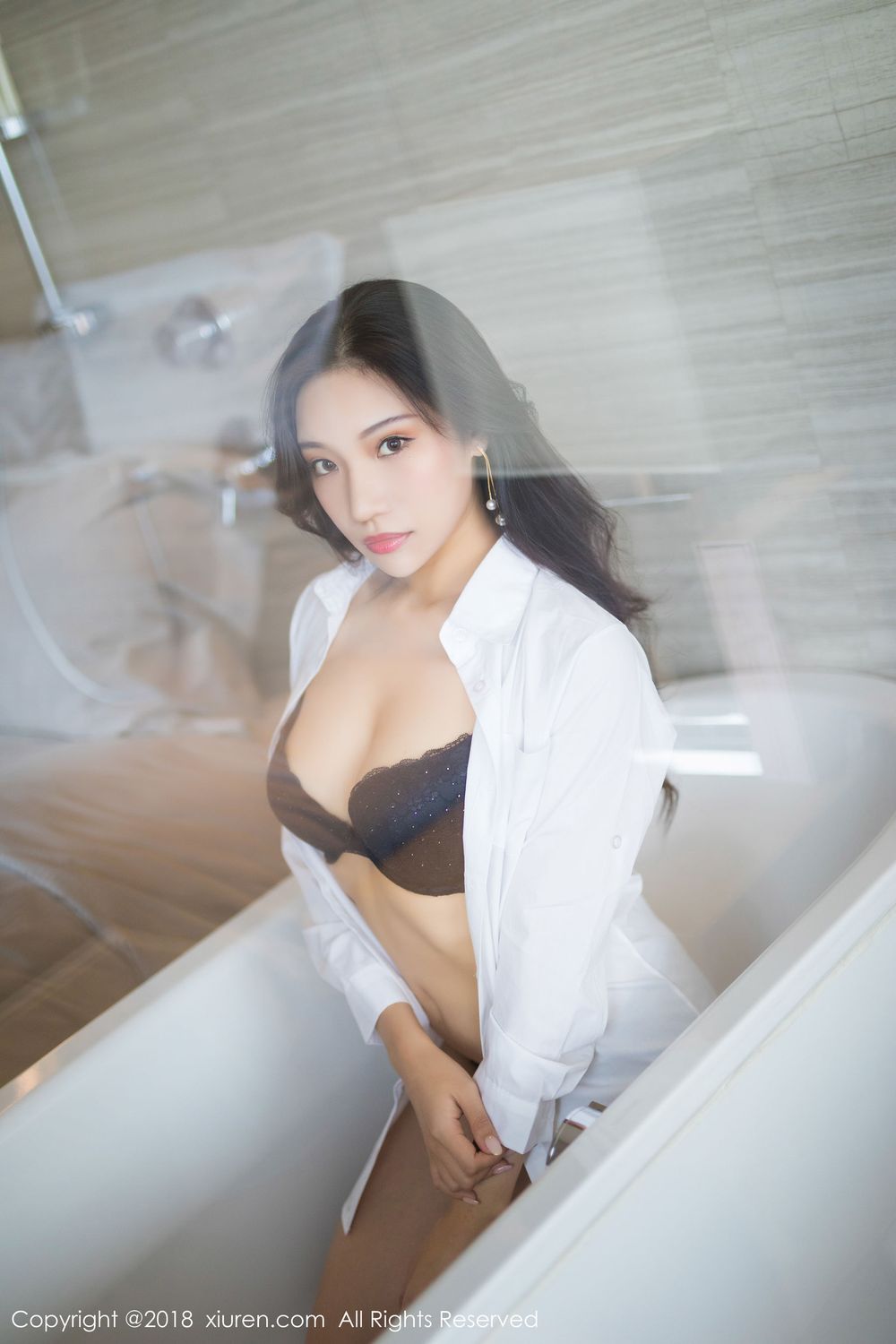 美女模特小狐狸Sica - 白衬衫+黑内衣浴室主题写真