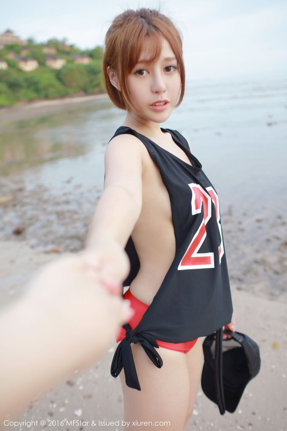 美女模特Evelyn艾莉 - 网袜女仆+海边球衣系列泰国心愿旅拍