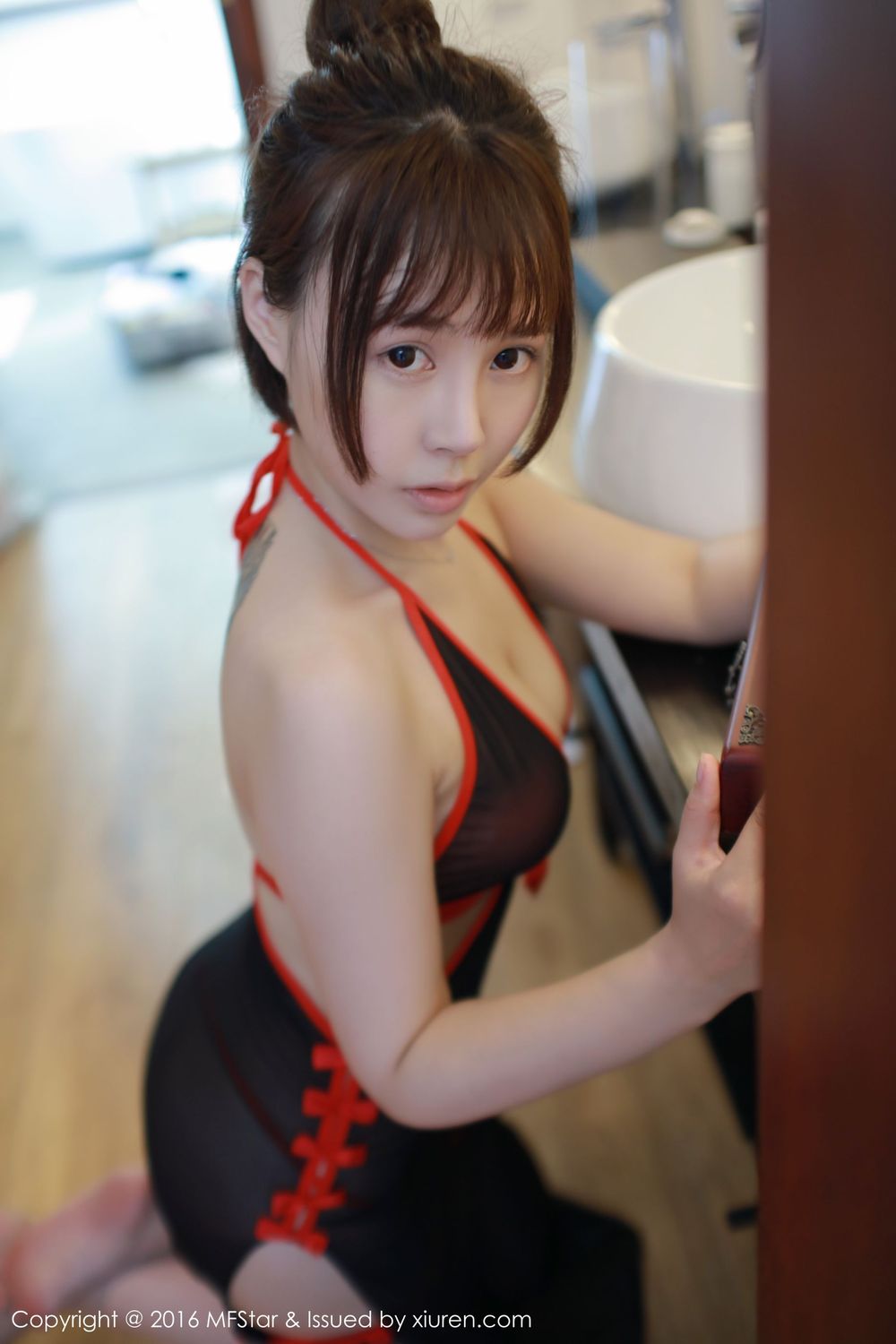美女模特Evelyn艾莉 - 比基尼+透视裙+学生装马尔代夫旅拍
