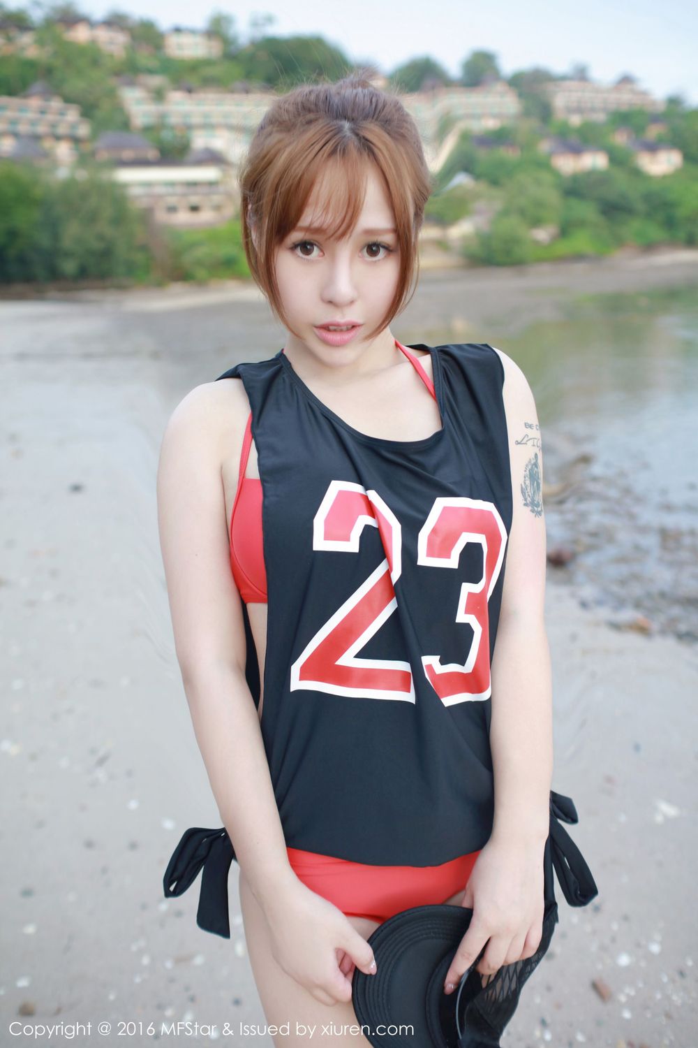 美女模特Evelyn艾莉 - 网袜女仆+海边球衣系列泰国心愿旅拍