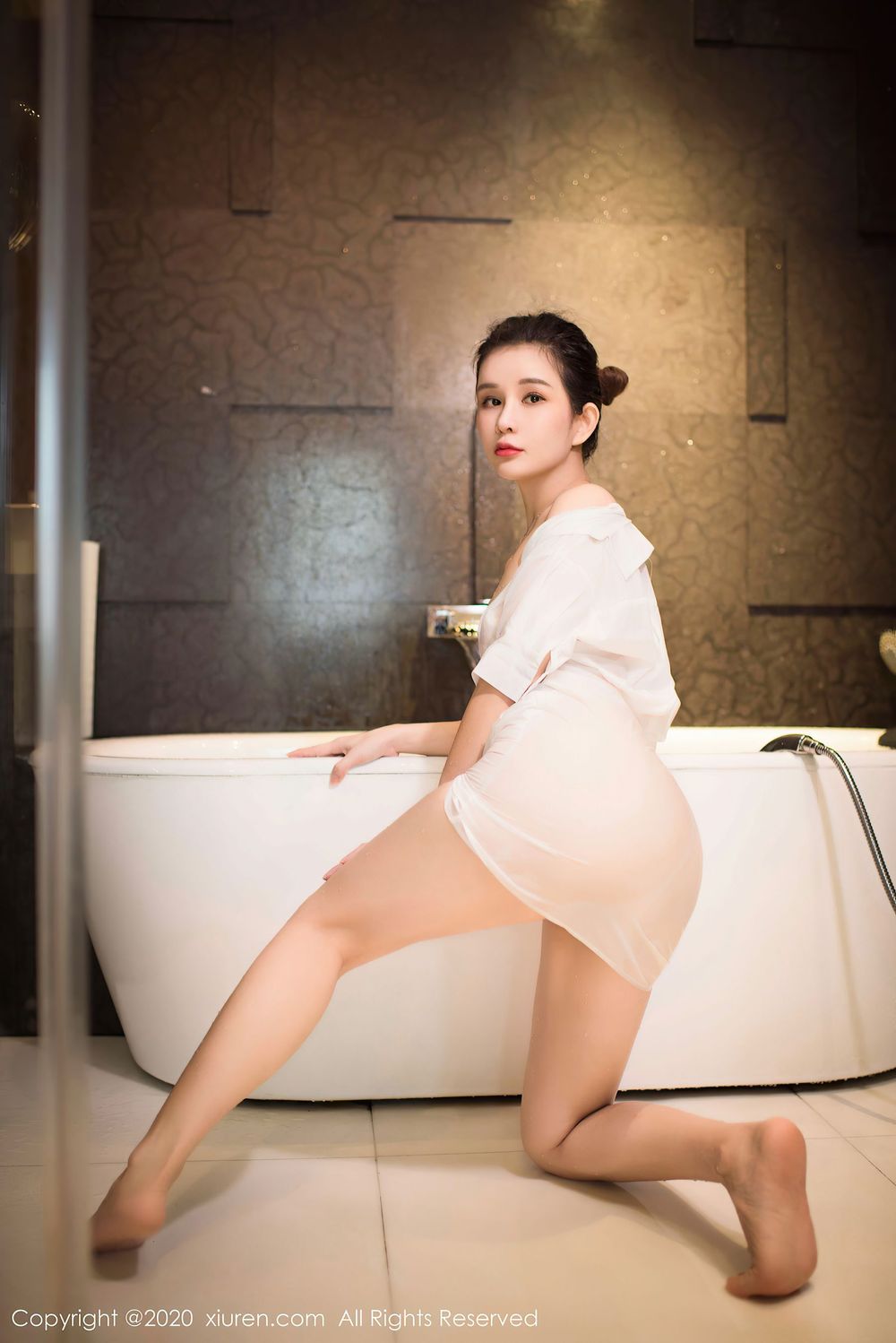 美女模特张雨萌 - 白衬衫+湿身诱惑系列浴室写真