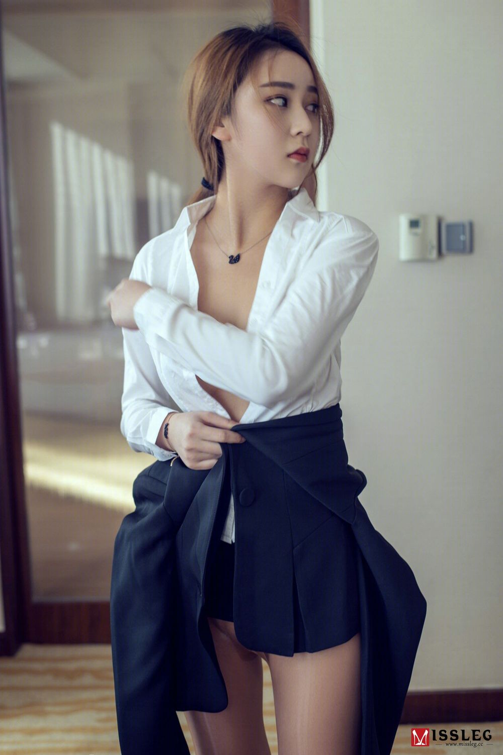 美女模特乔依琳Joylin - 白衬衫+黑丝系列私房写真