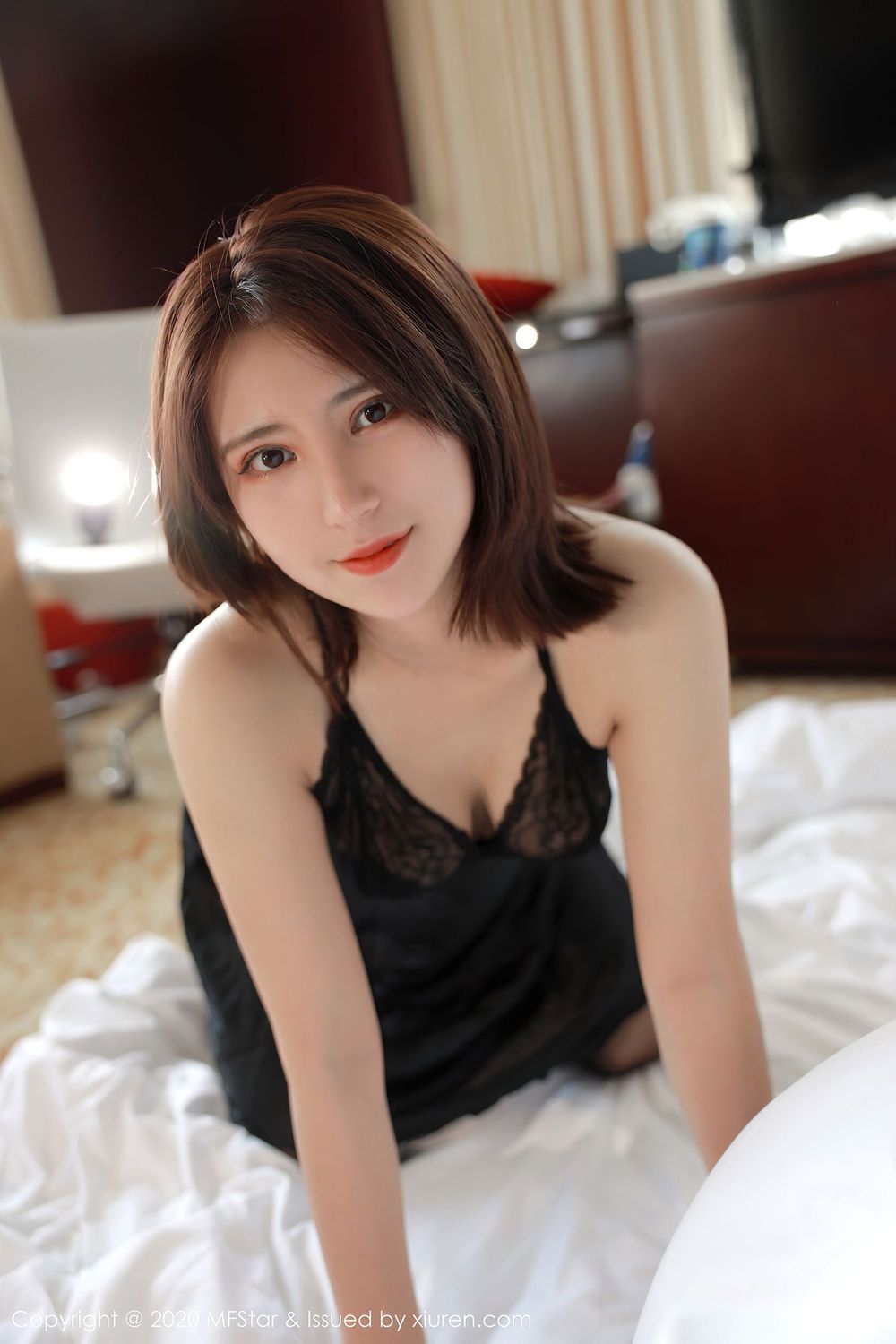 美女模特久久Aimee - 镂空吊裙与黑丝美腿性感写真
