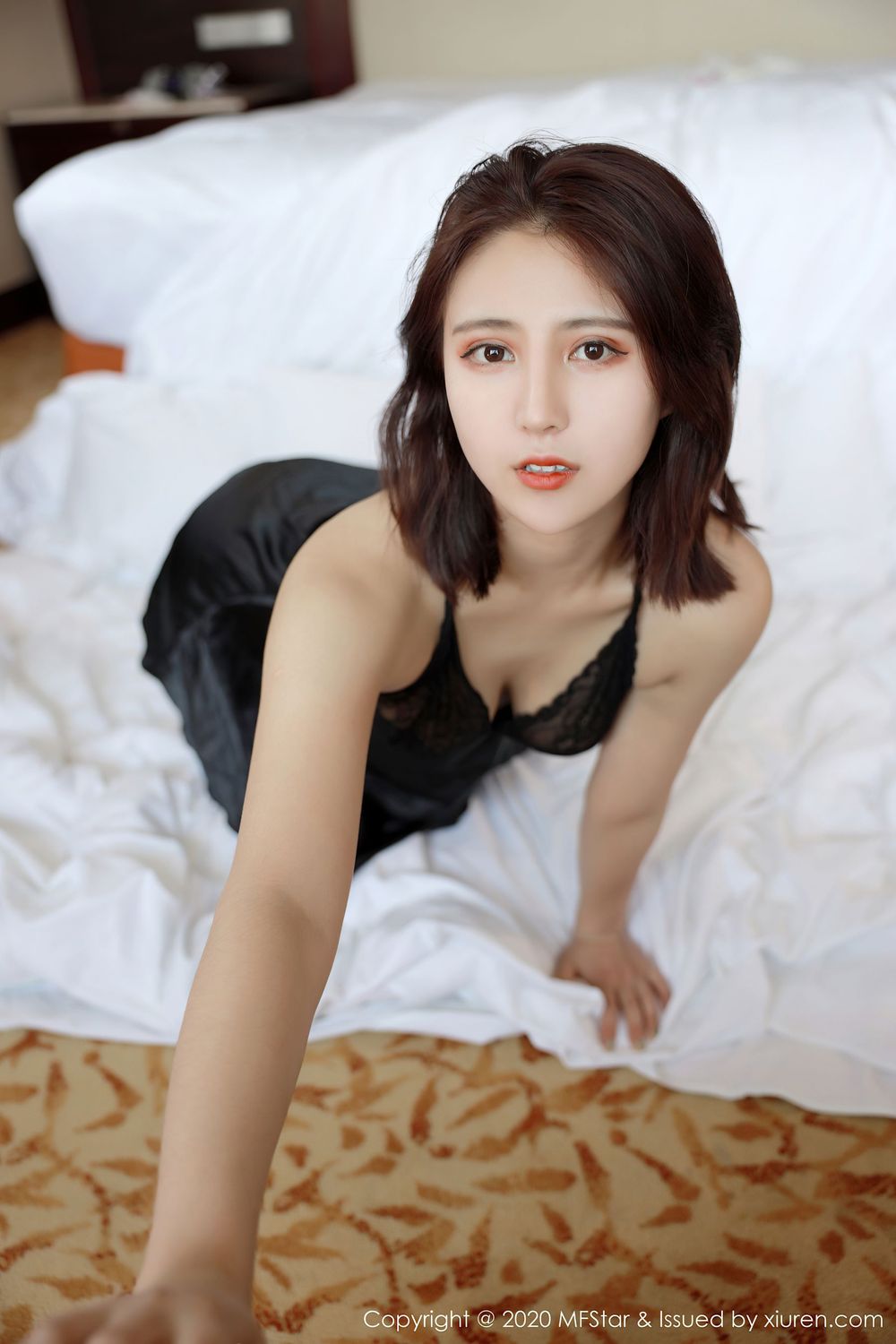 美女模特久久Aimee - 镂空吊裙与黑丝美腿性感写真
