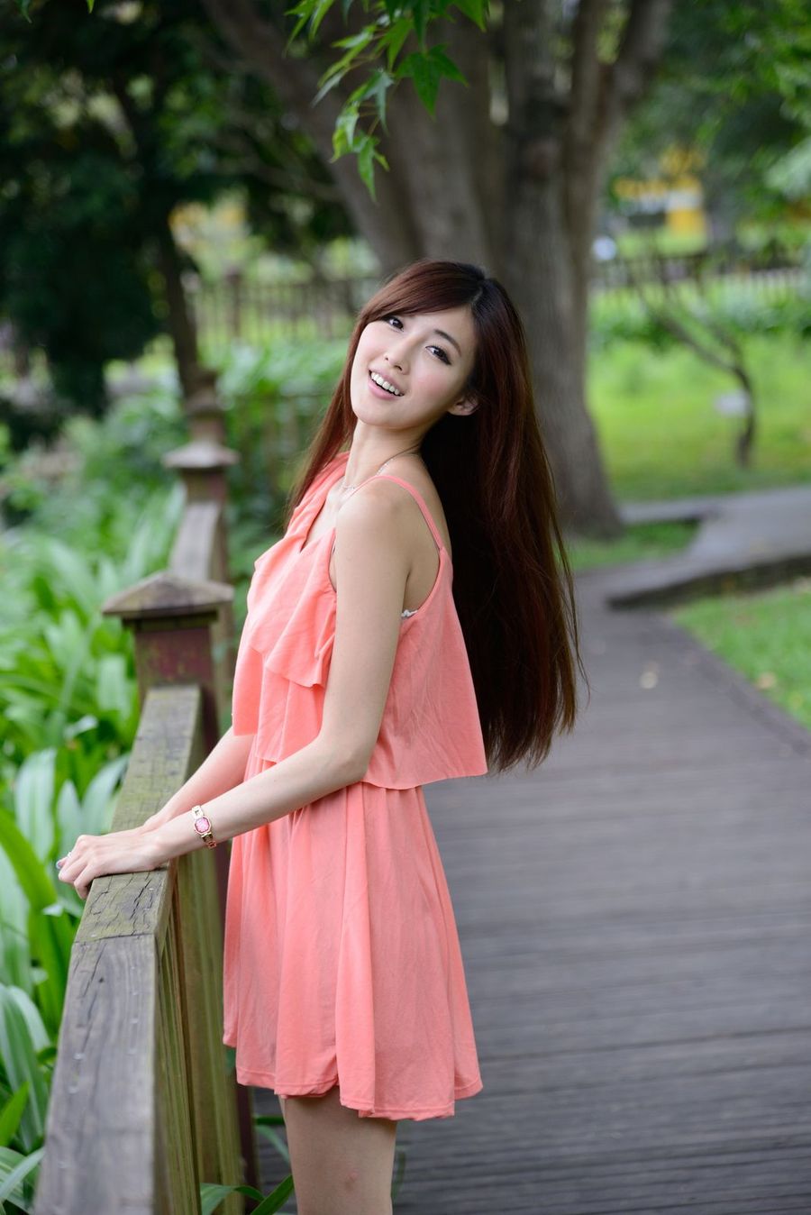 台湾美女Kila晶晶/廖挺伶 - 粉色连衣裙户外性感写真