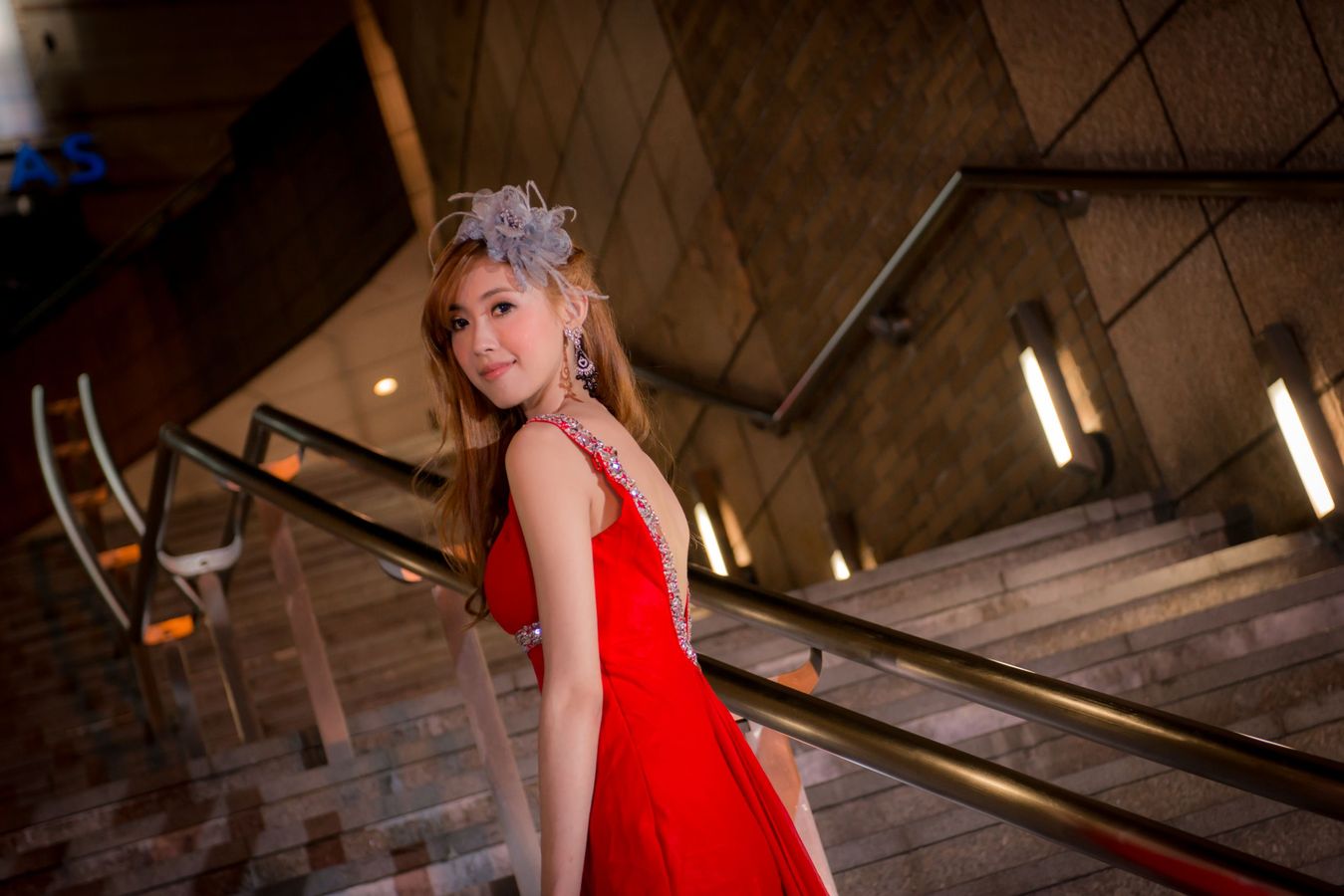 台湾性感女神金允乔/Kila晶晶 - 红色吊裙+抹胸婚纱创作写真