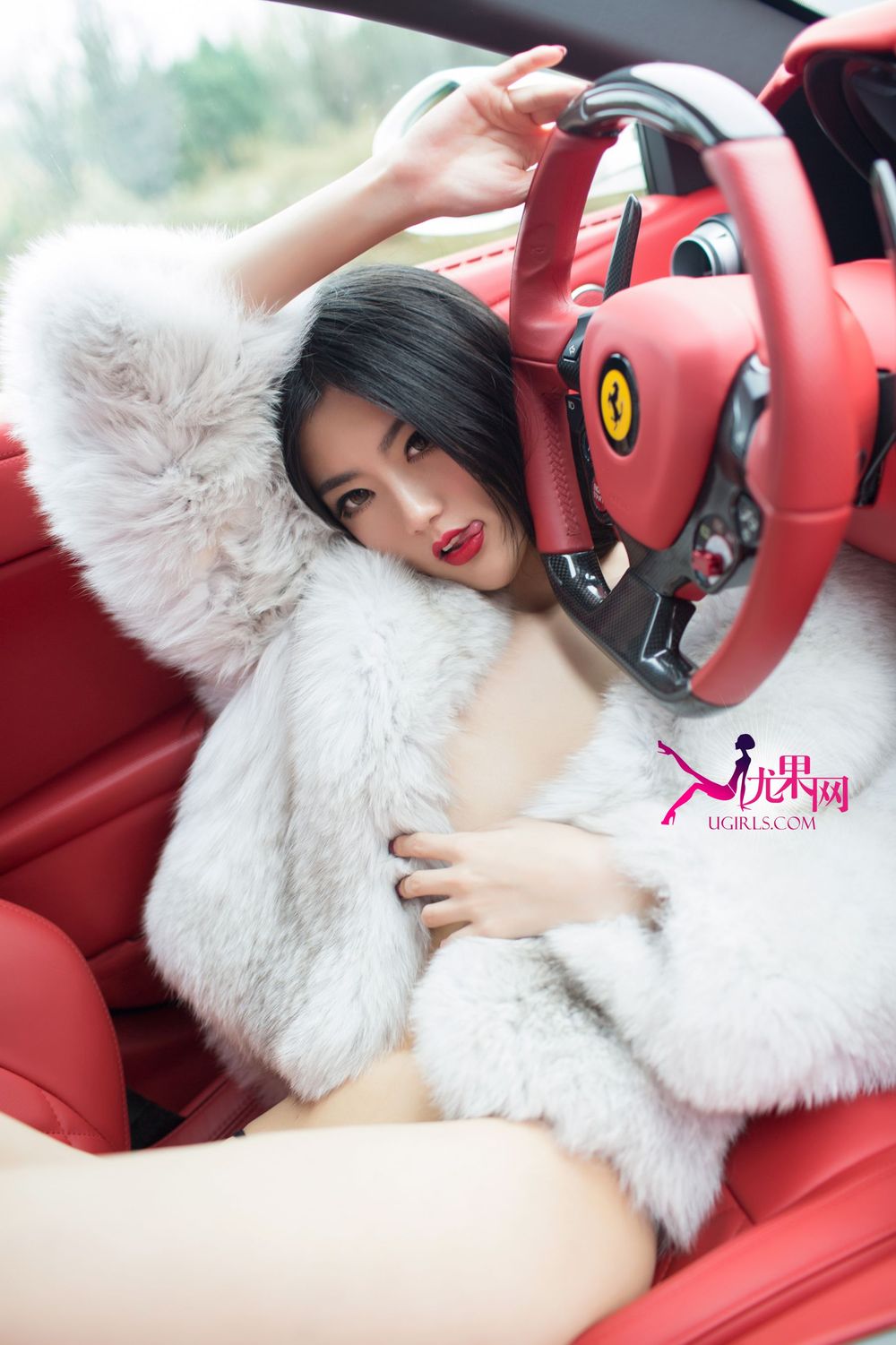 美女模特金子熙- 酥胸长腿与香车美女系列性感写真