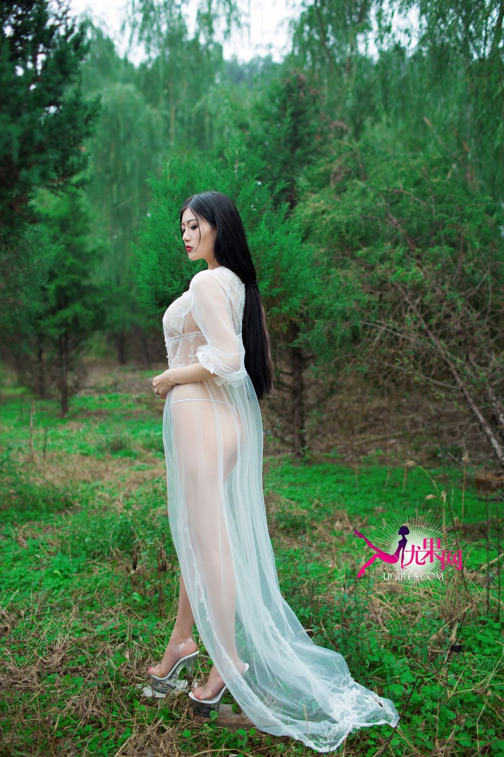美女模特金子熙- 酥胸长腿与香车美女系列性感写真