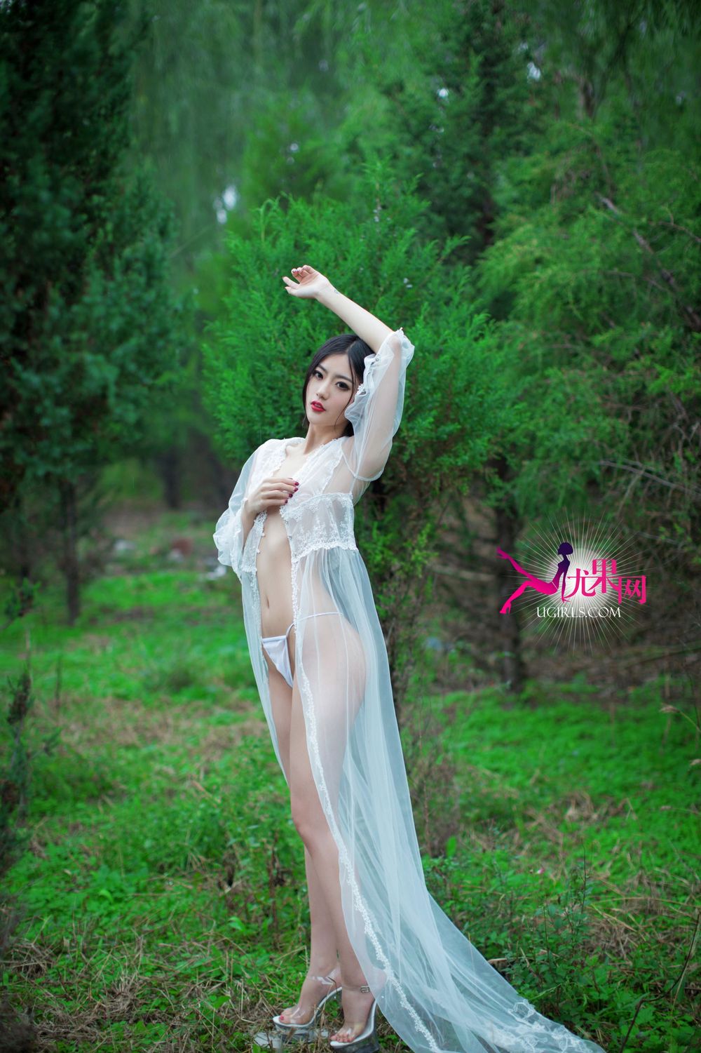 美女模特金子熙- 酥胸长腿与香车美女系列性感写真