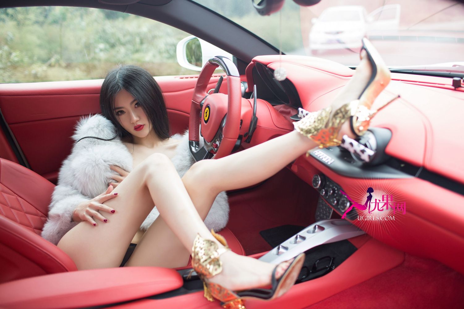 美女模特金子熙- 酥胸长腿与香车美女系列性感写真