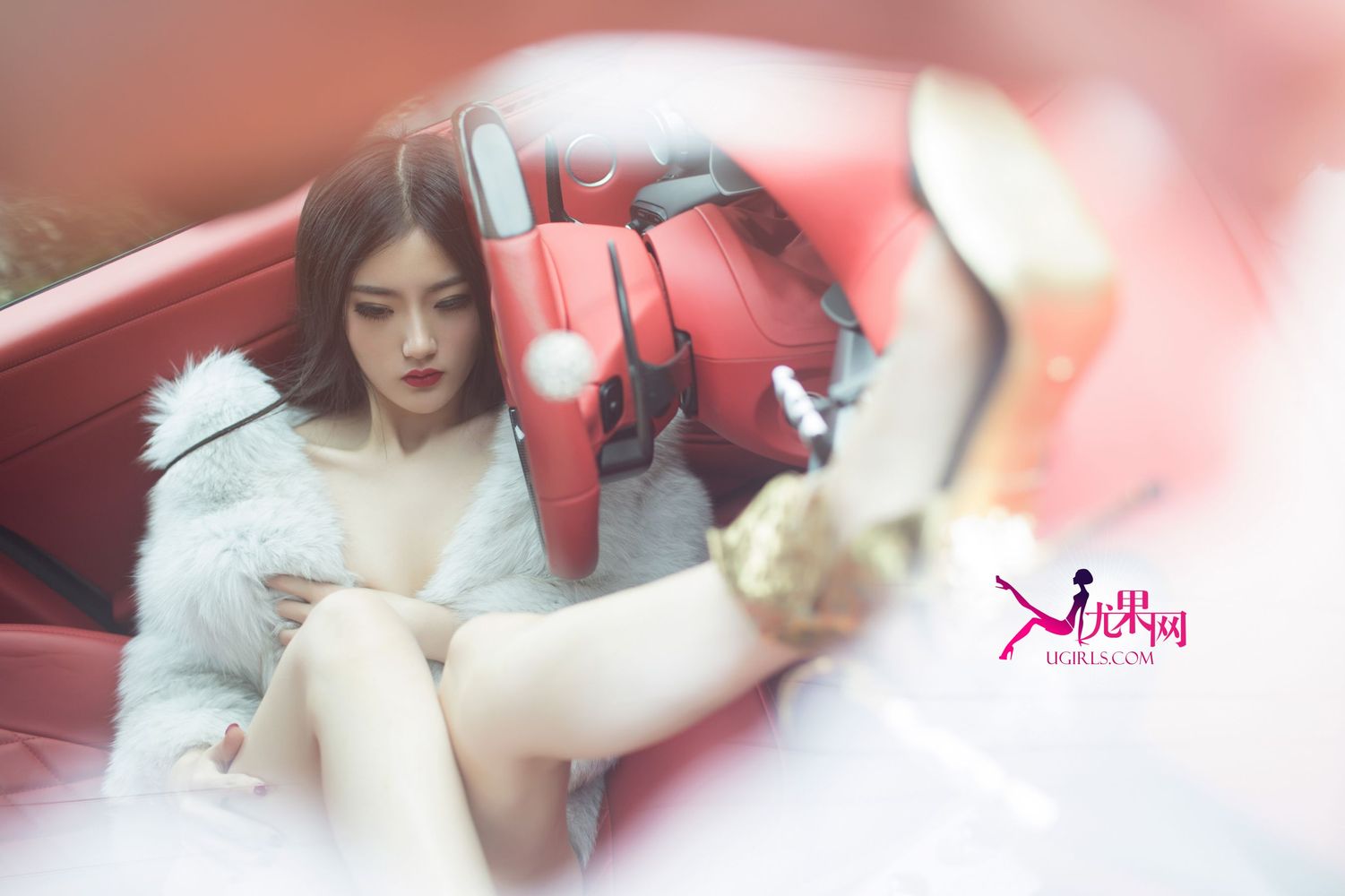 美女模特金子熙- 酥胸长腿与香车美女系列性感写真