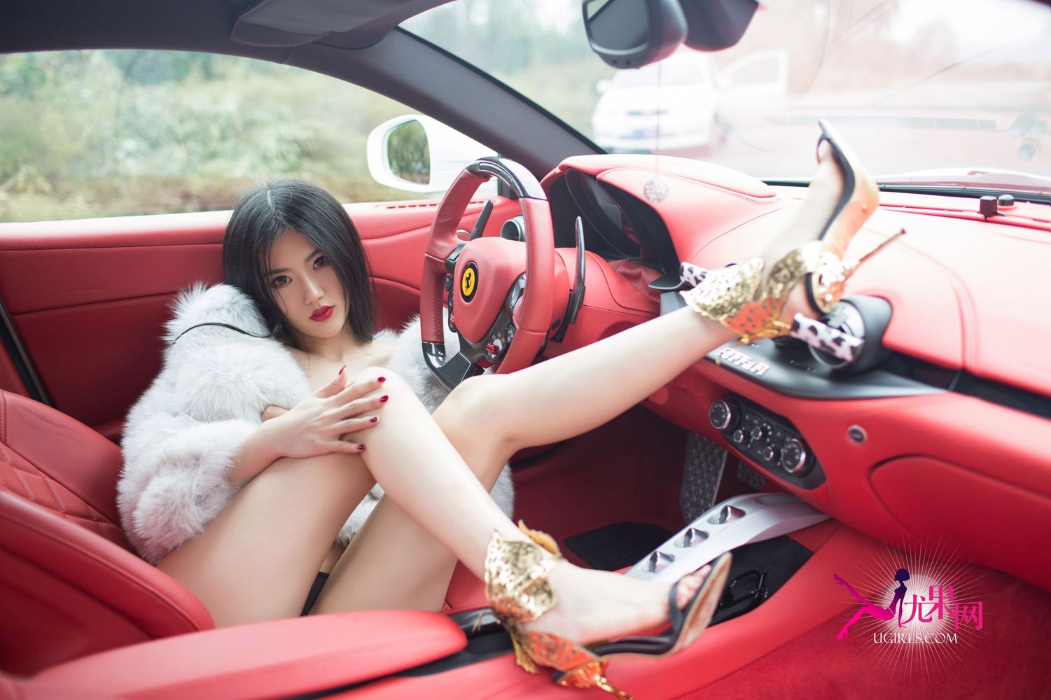 美女模特金子熙- 酥胸长腿与香车美女系列性感写真