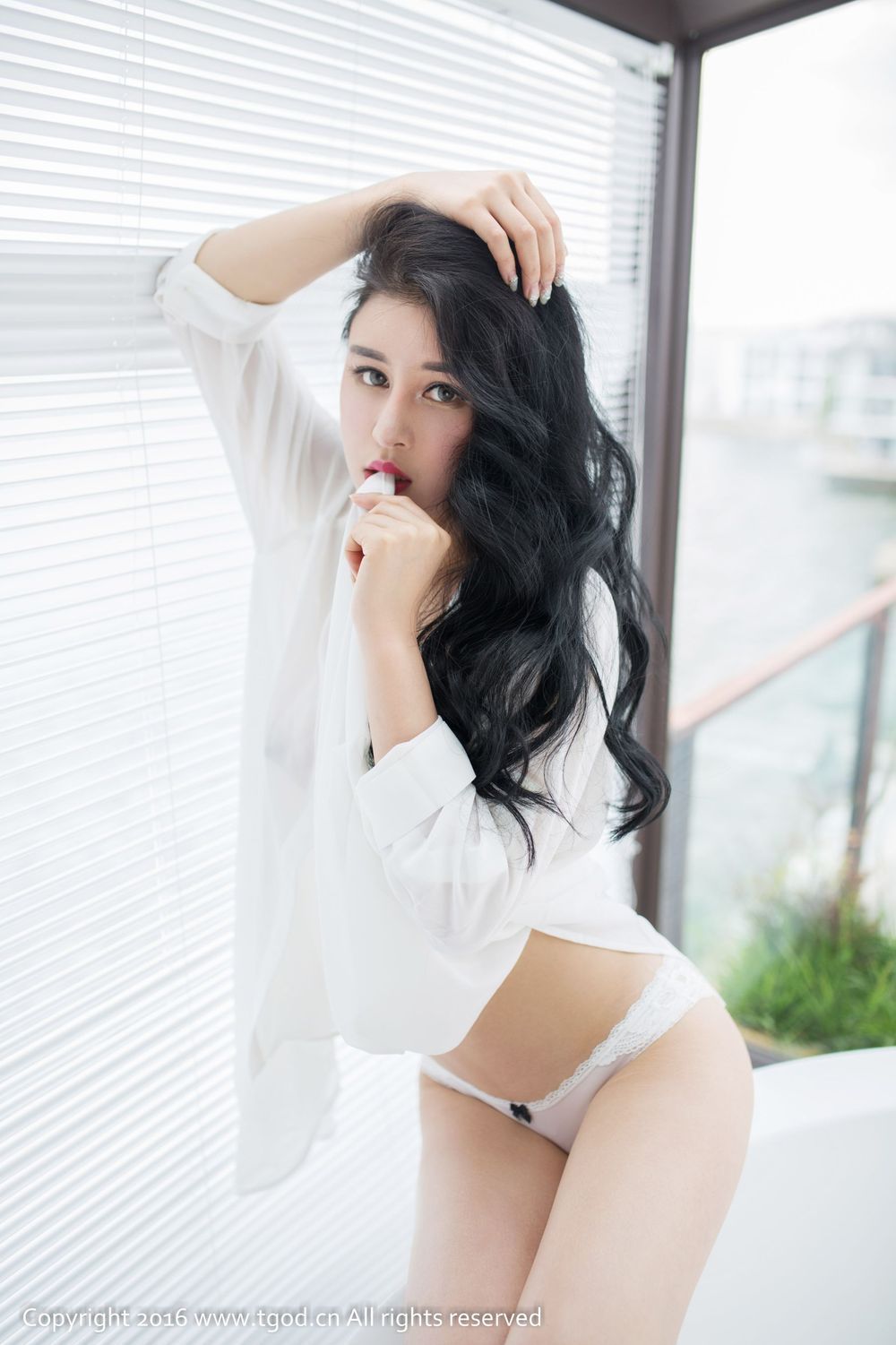美女模特叶佳颐 - 真空白衬衫+睡衣诱惑大理旅拍