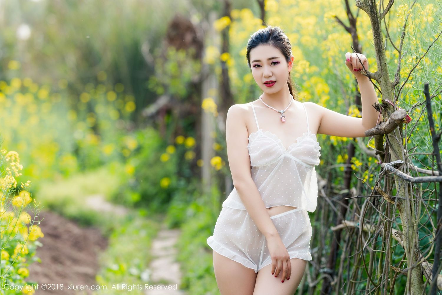 美女模特宋-KiKi - 黑与白蕾丝装超大尺度野外写真