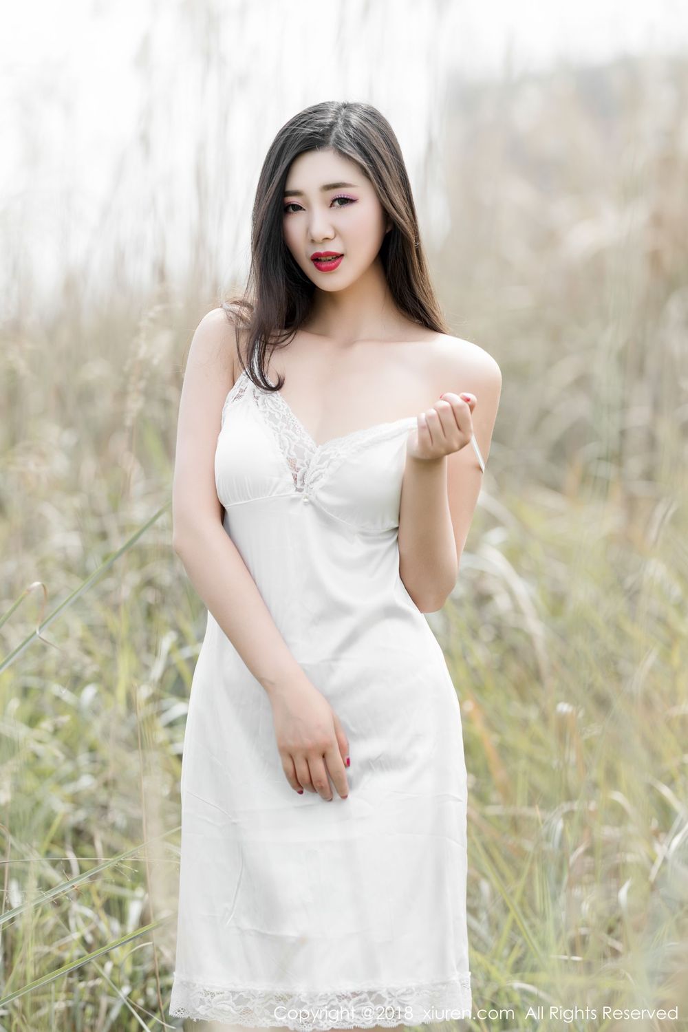 美女模特宋KiKi - 白色长裙+情趣服饰野外性感写真