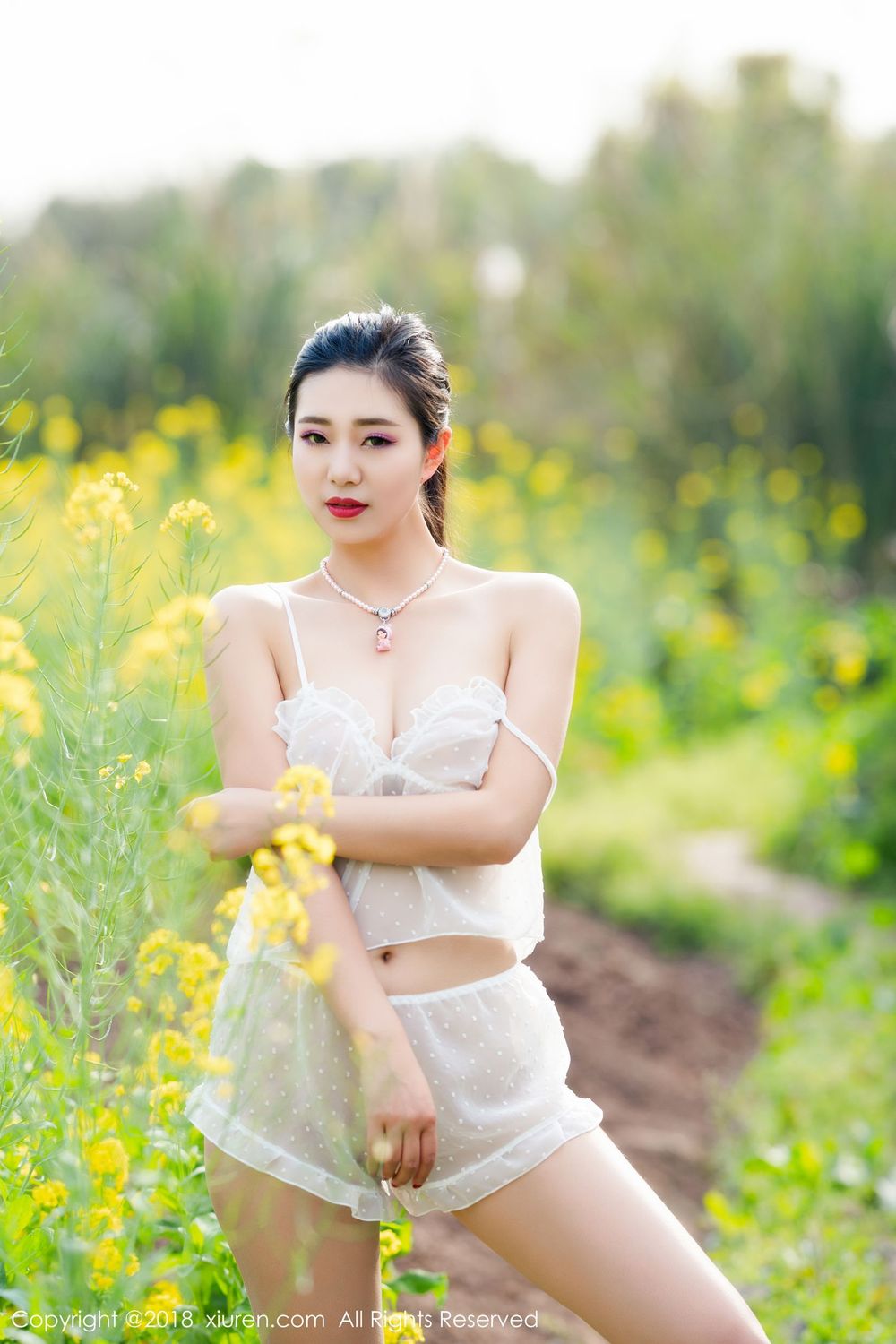 美女模特宋-KiKi - 黑与白蕾丝装超大尺度野外写真