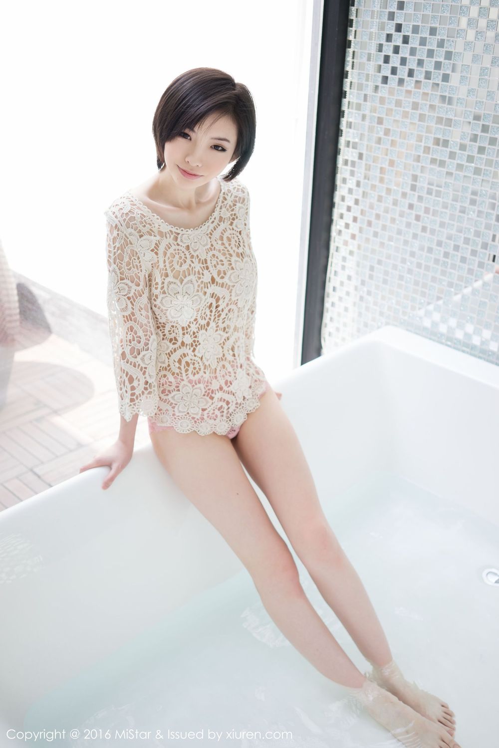 短发美女Jenny佳妮 - 傲人巨乳+修长美腿性感写真