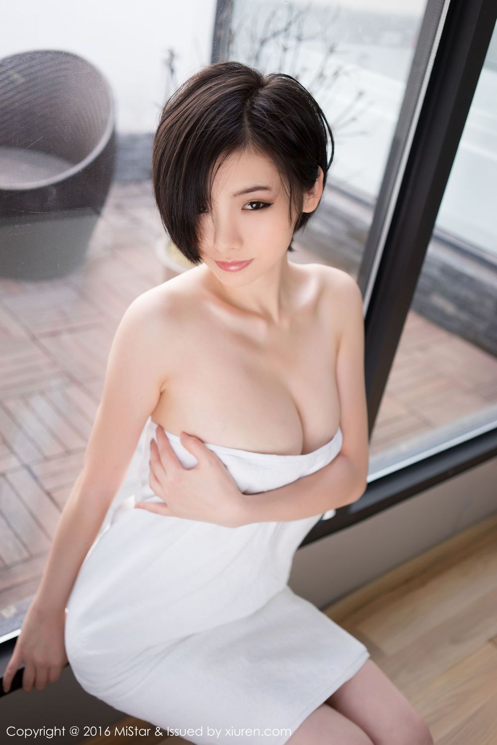 短发美女Jenny佳妮 - 傲人巨乳+修长美腿性感写真