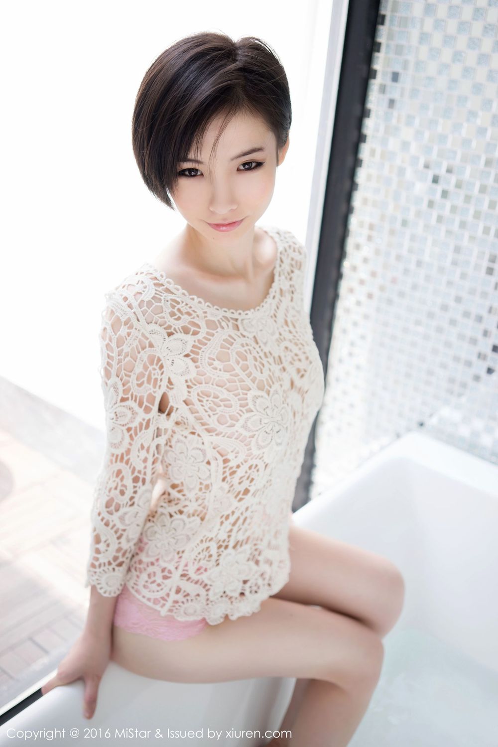 短发美女Jenny佳妮 - 傲人巨乳+修长美腿性感写真