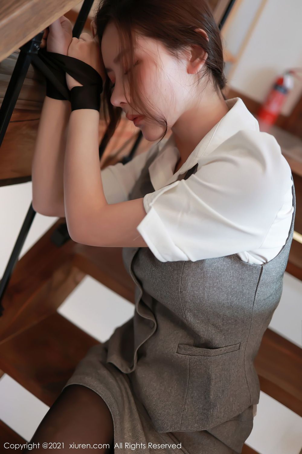 美女模特尹甜甜 - 职场秘书OL阁楼捆绑系列写真