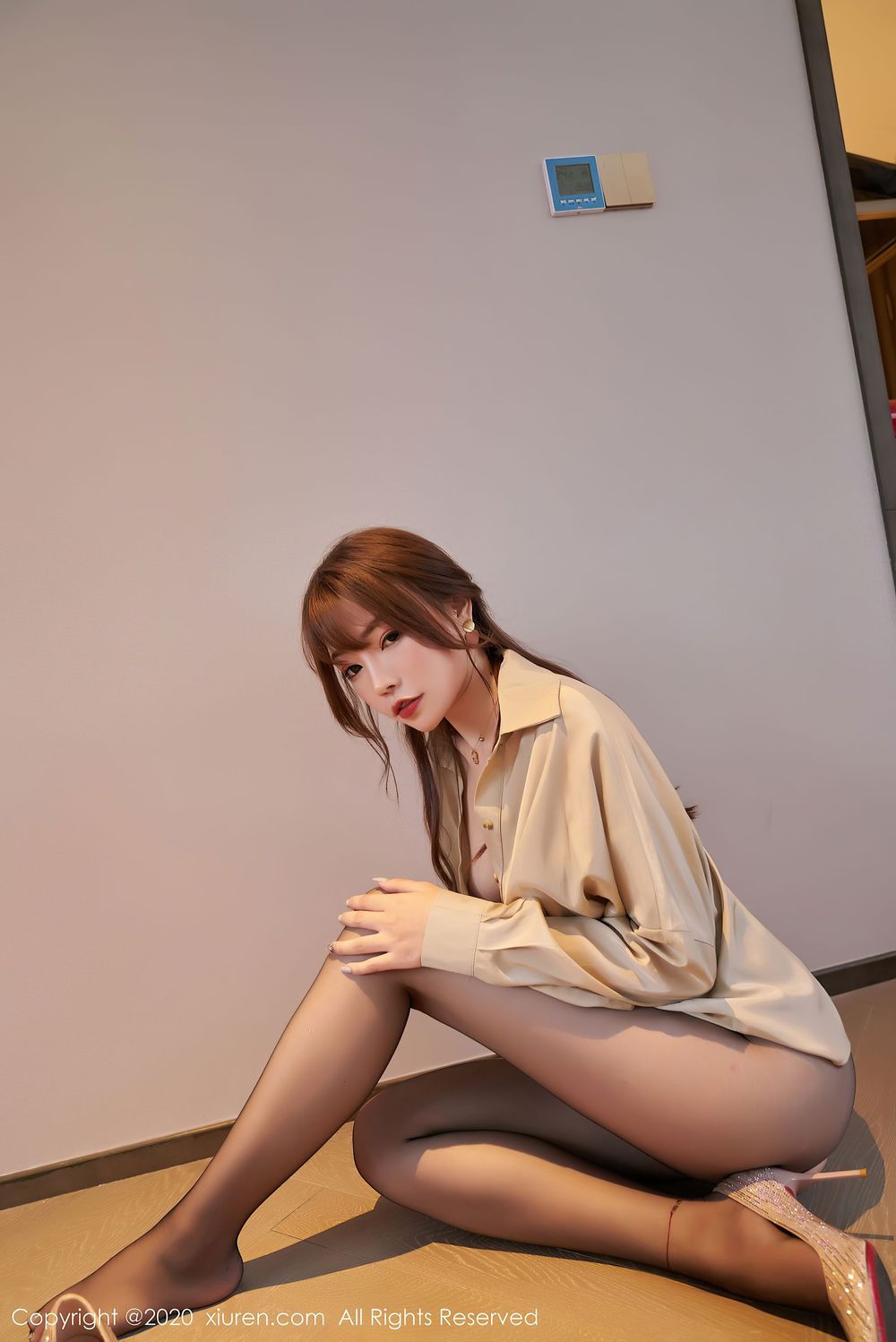 性感女神芝芝Booty - 香槟色衬衫与黑丝美腿暗香写真