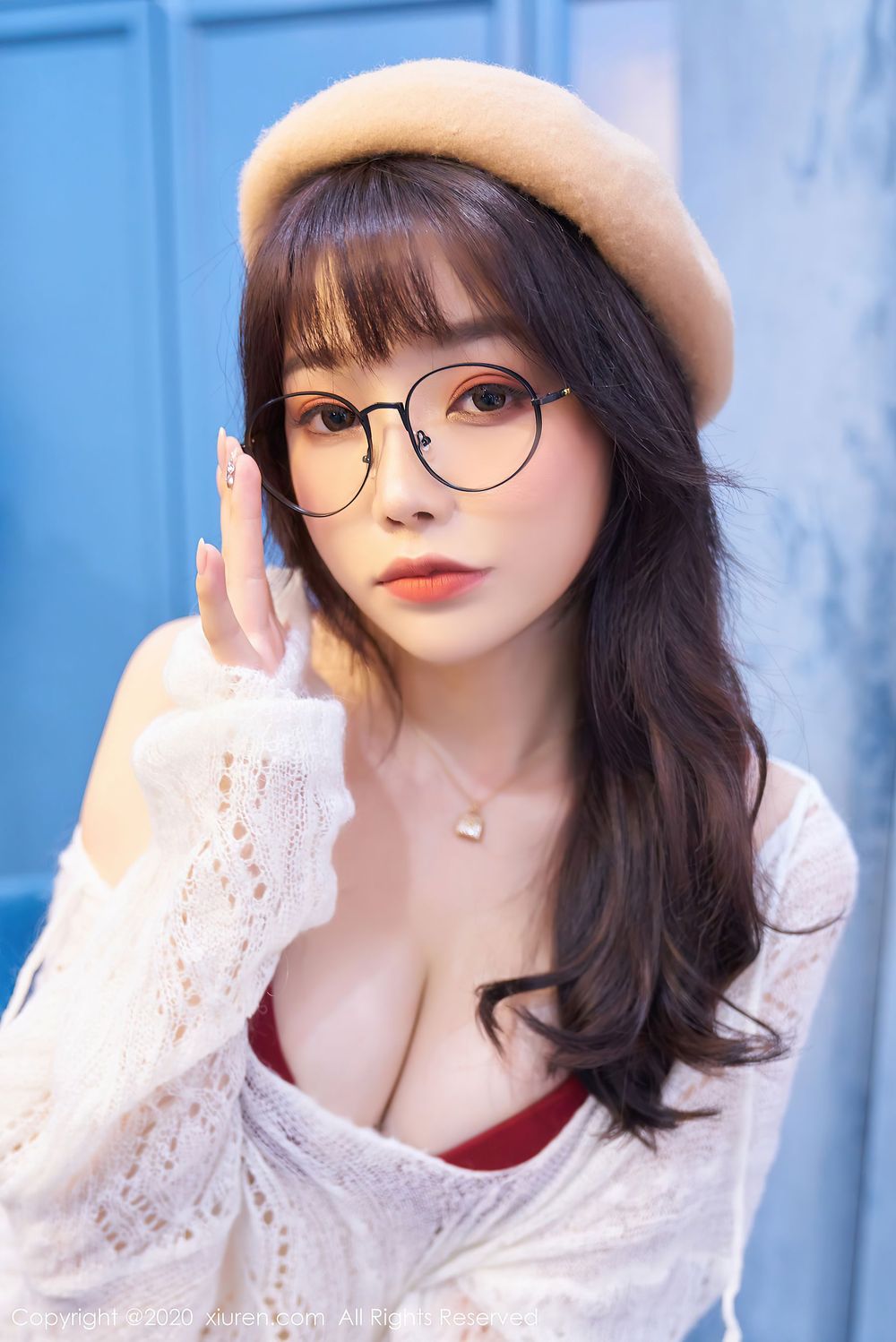 性感女神芝芝Booty - 眼镜OL与草帽俏皮可人写真