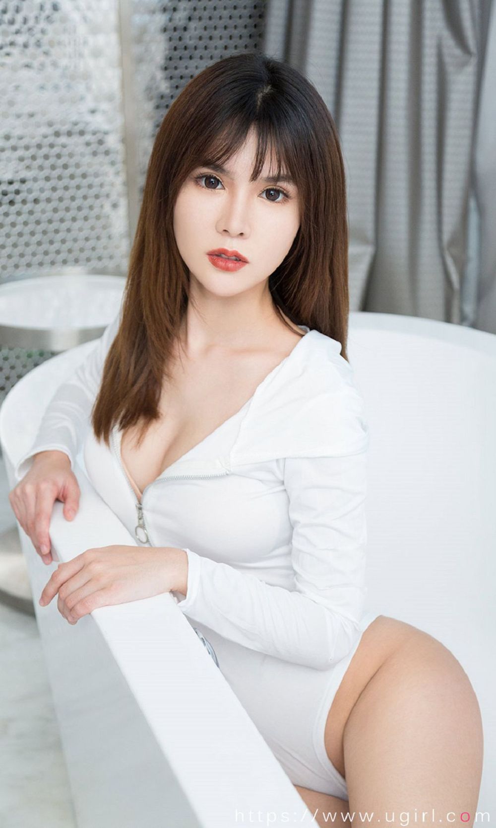 美女模特乔依诺 - 浴室场景美腿主题写真
