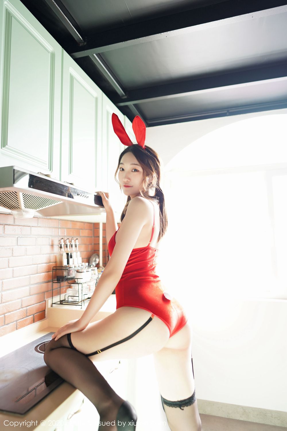 美女模特A.小熊猫 - 黑丝美腿+兔女郎装扮情趣写真