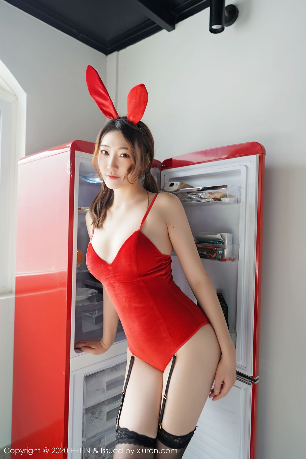 美女模特A.小熊猫 - 黑丝美腿+兔女郎装扮情趣写真