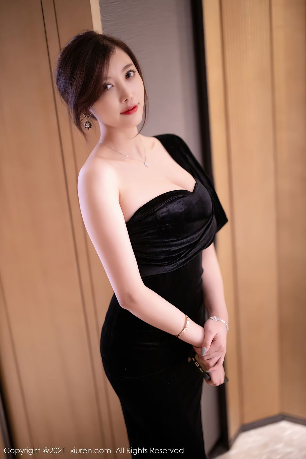 性感女神杨晨晨sugar - 典雅礼裙+黑丝美腿娇柔写真