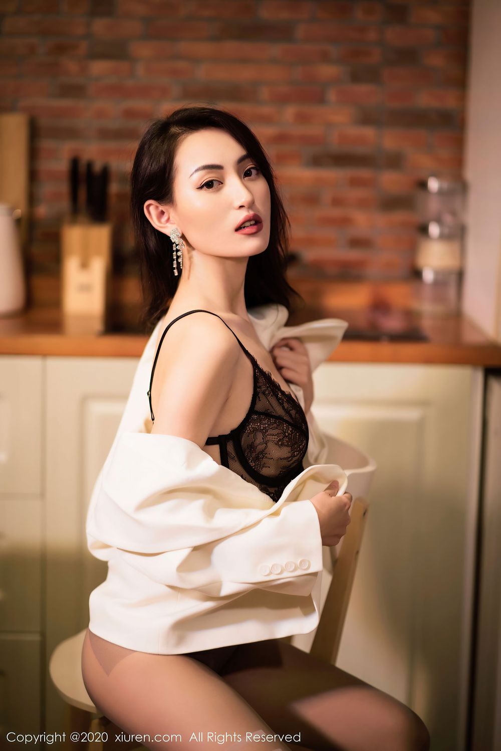美女模特陈舒羽 - 蕾丝内衣丝袜半褪诱人写真