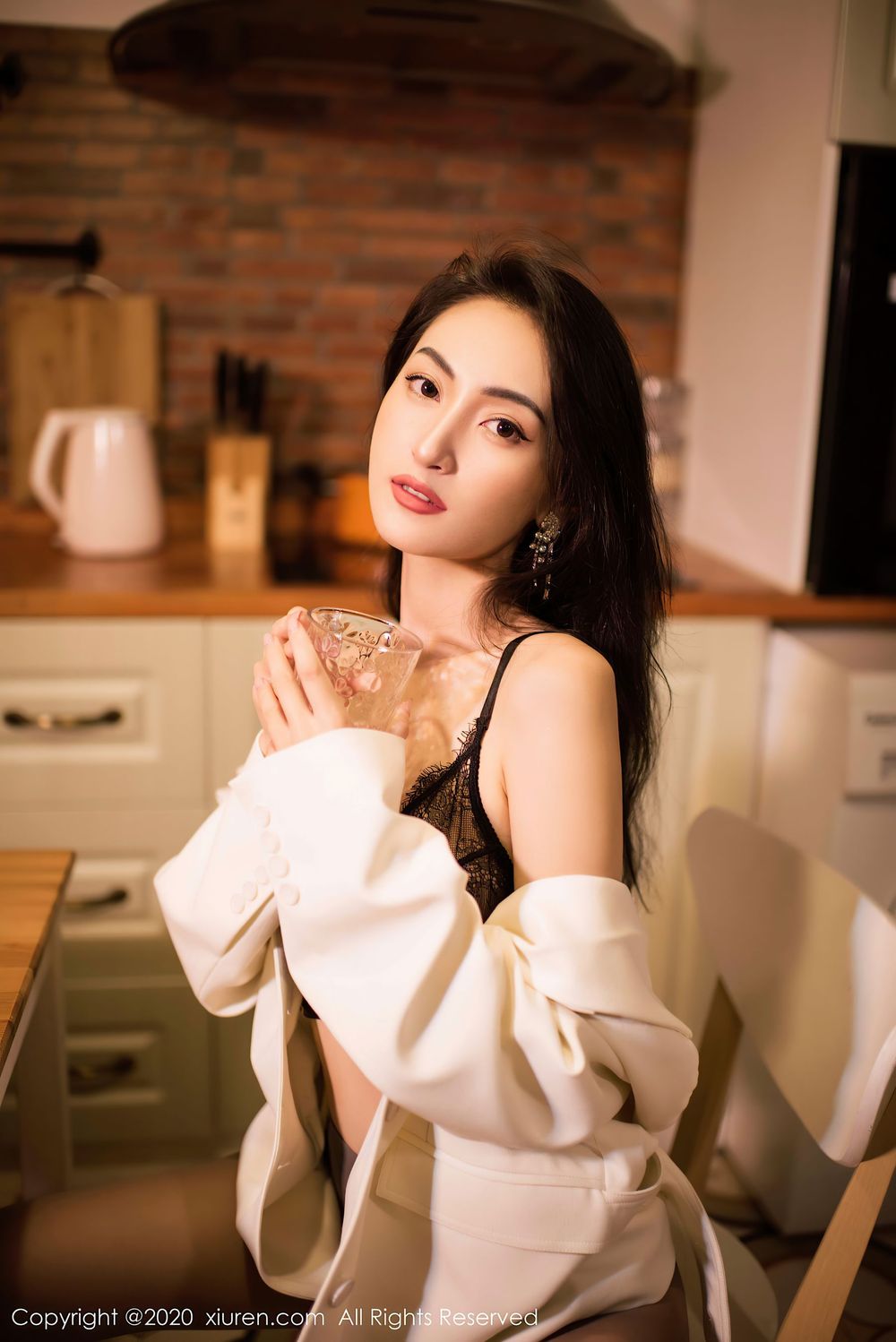 美女模特陈舒羽 - 蕾丝内衣丝袜半褪诱人写真