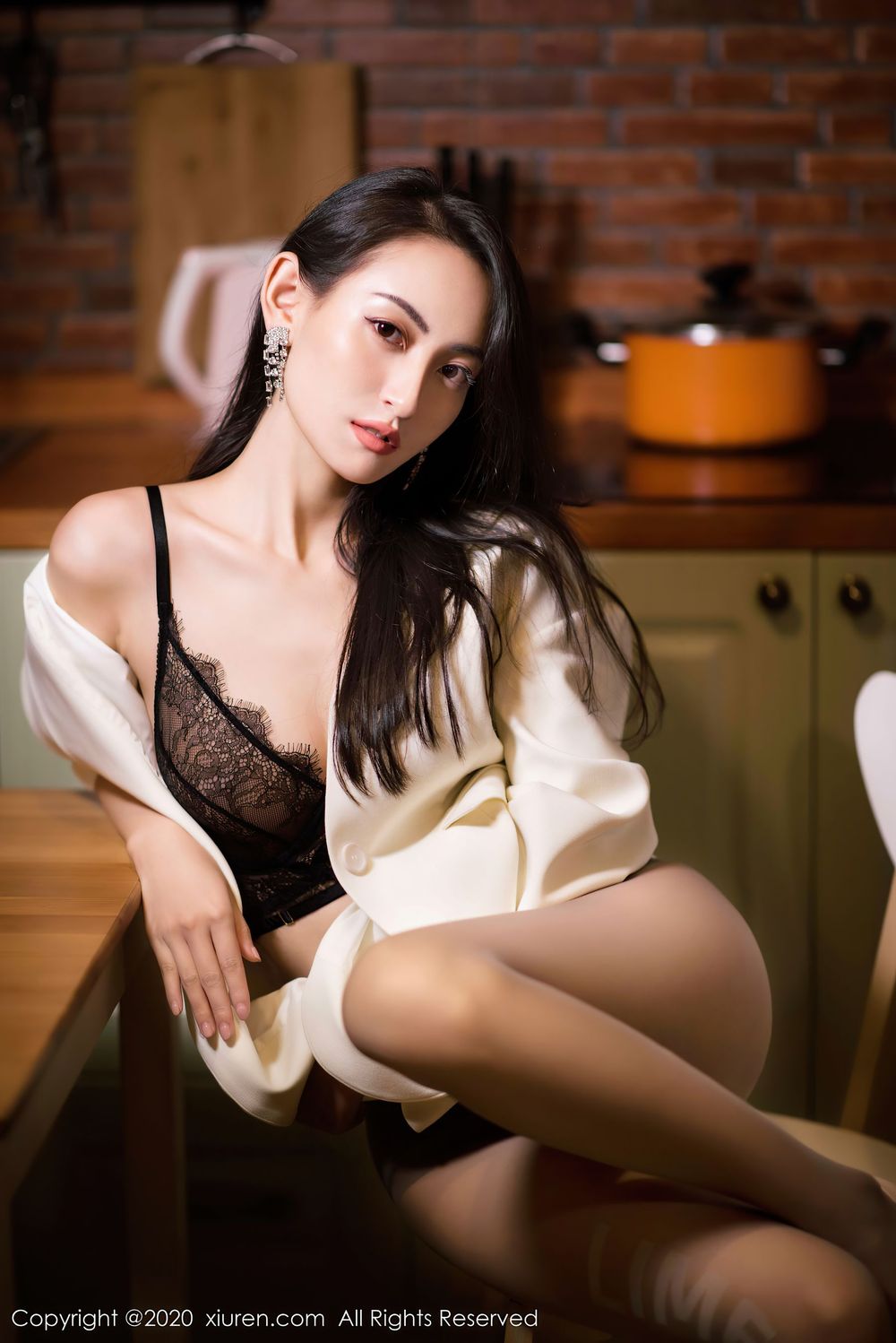 美女模特陈舒羽 - 蕾丝内衣丝袜半褪诱人写真