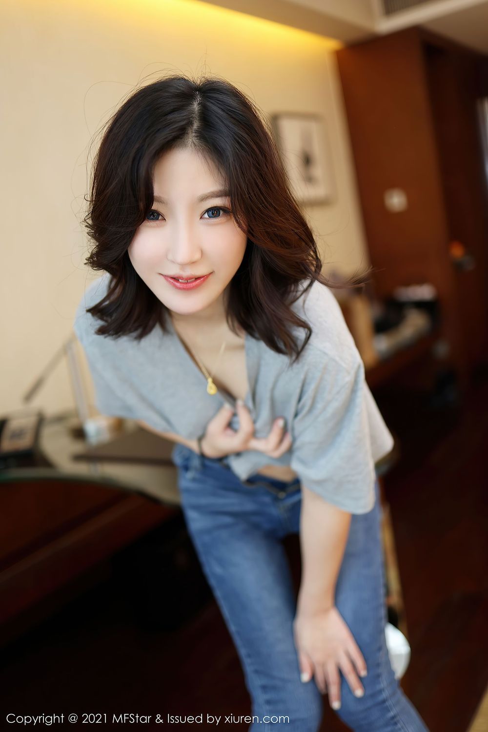 新人模特人间荒糖 - 牛仔裤居家女友主题性感写真