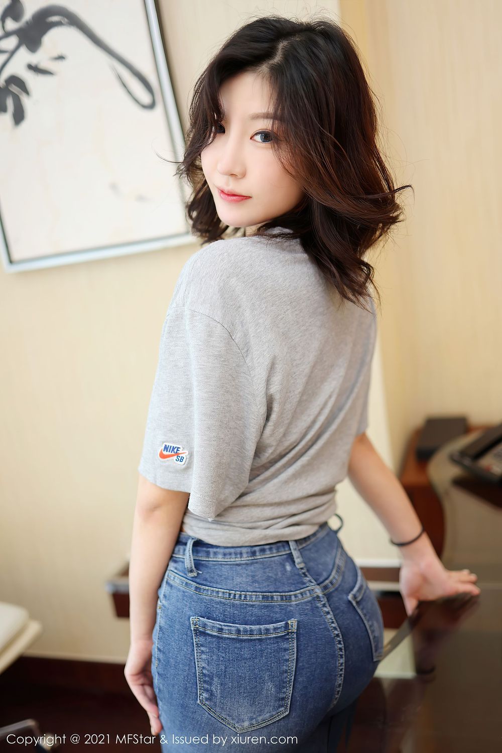 新人模特人间荒糖 - 牛仔裤居家女友主题性感写真