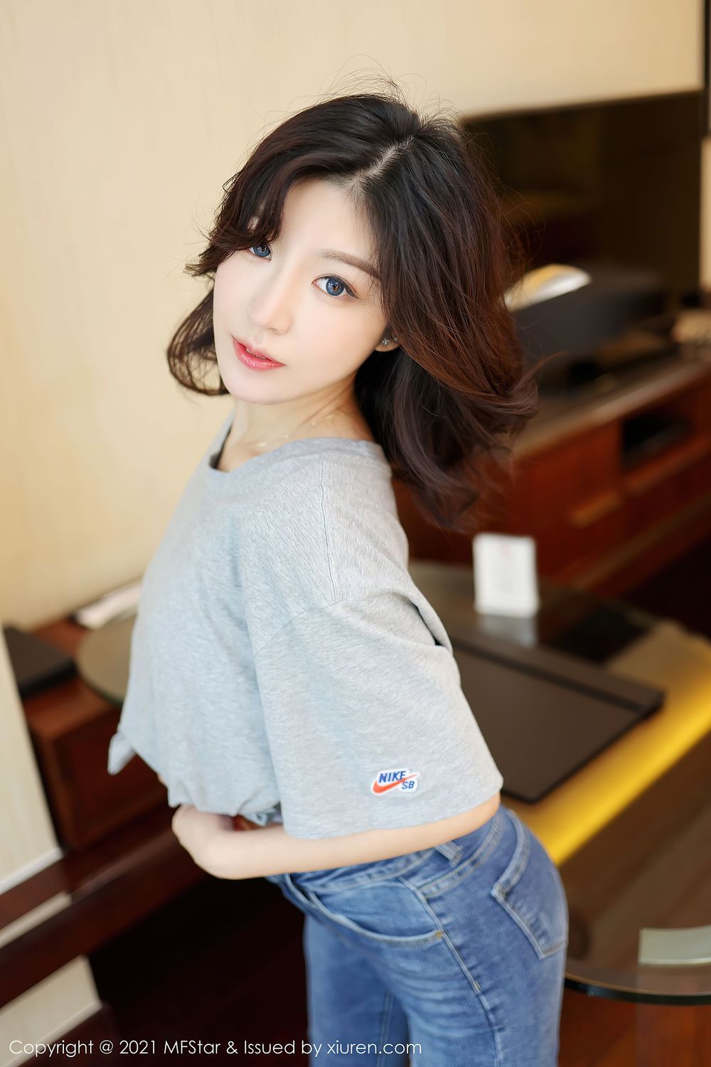 新人模特人间荒糖 - 牛仔裤居家女友主题性感写真