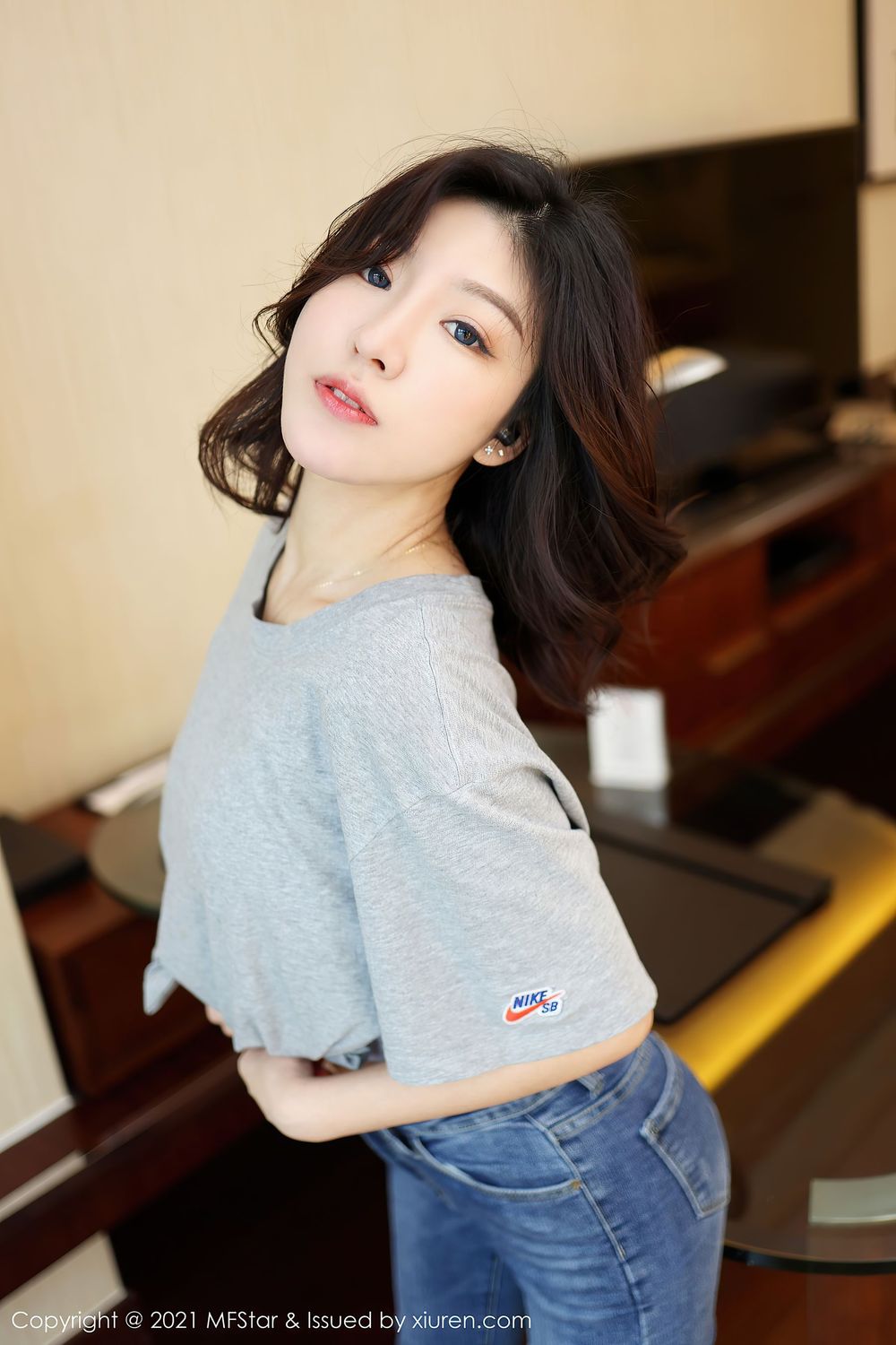 新人模特人间荒糖 - 牛仔裤居家女友主题性感写真