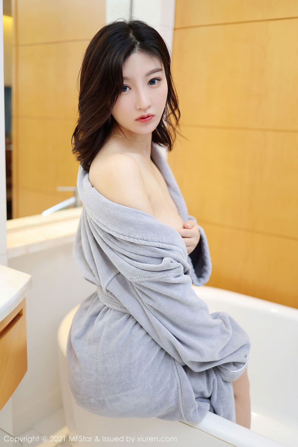 新人模特人间荒糖 - 苗条身材秀丽五官第二套写真