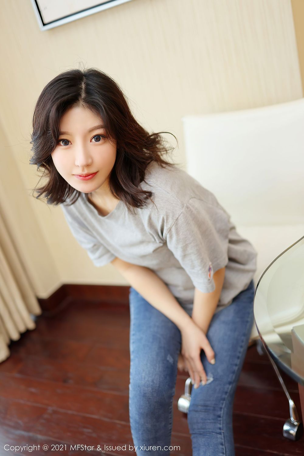 新人模特人间荒糖 - 牛仔裤居家女友主题性感写真