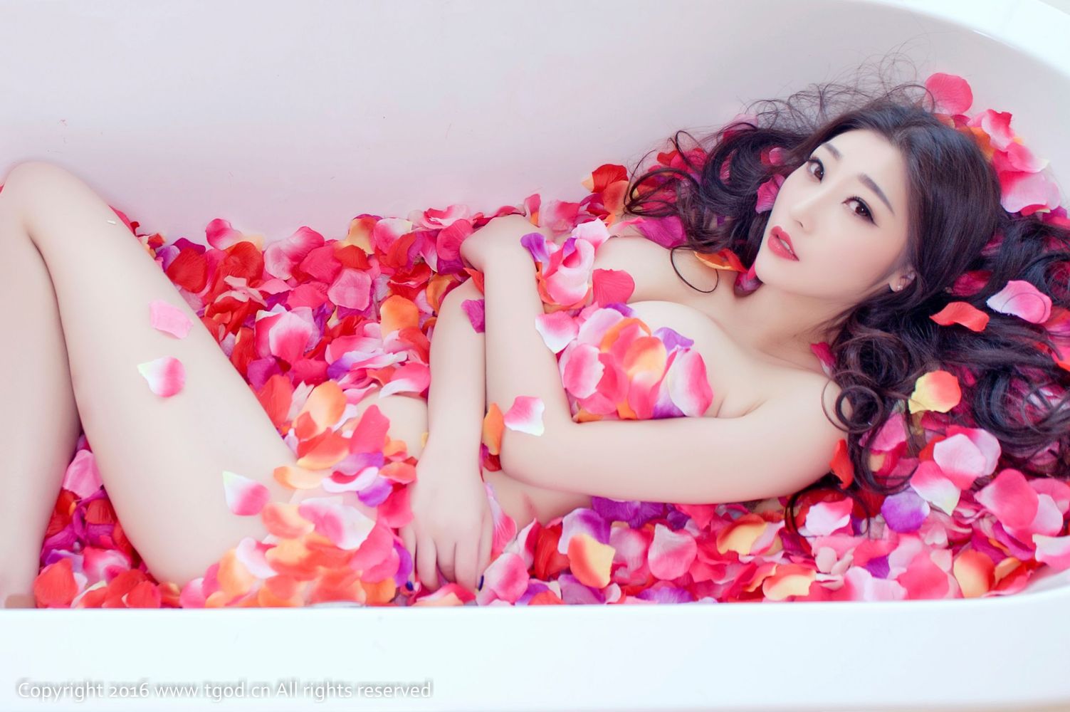 美女模特妲己/小柳岩D - 花瓣裹身浴缸秀性感写真