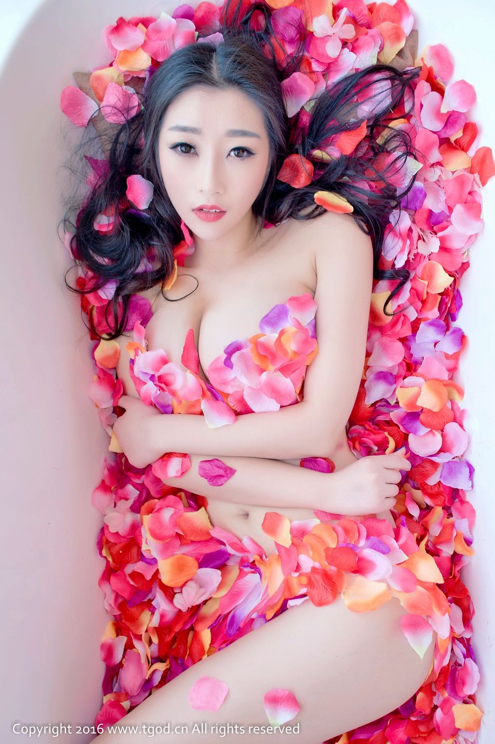 美女模特妲己/小柳岩D - 花瓣裹身浴缸秀性感写真