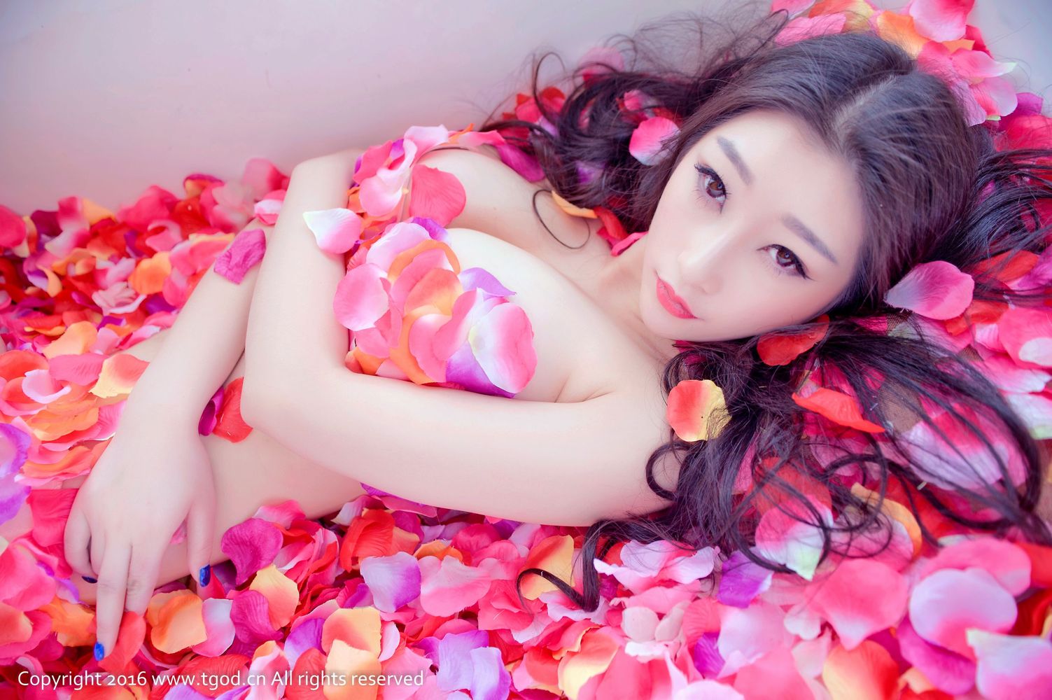 美女模特妲己/小柳岩D - 花瓣裹身浴缸秀性感写真