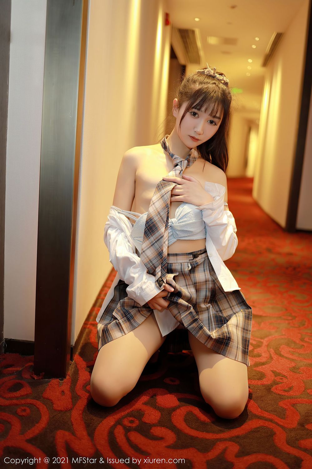 新人模特小果冻儿 - 格子JK制服朦胧丝袜系列写真