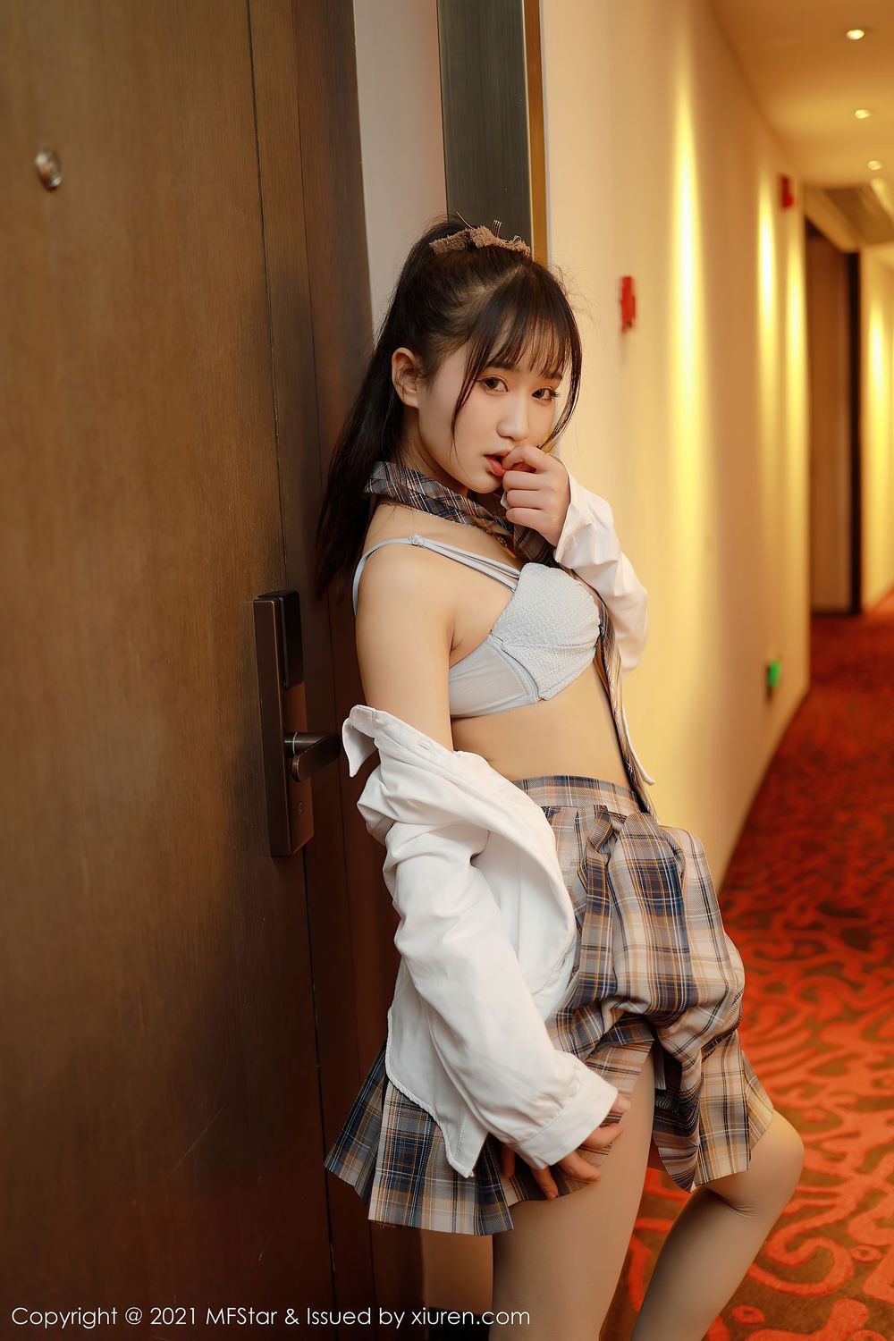 新人模特小果冻儿 - 格子JK制服朦胧丝袜系列写真
