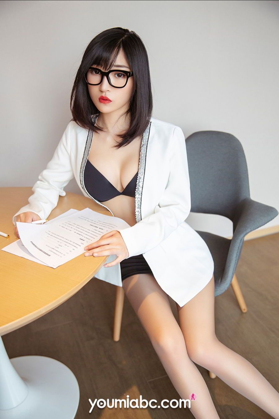 美女模特小阿狸 - 白色职场制服+黑丝美腿私房写真