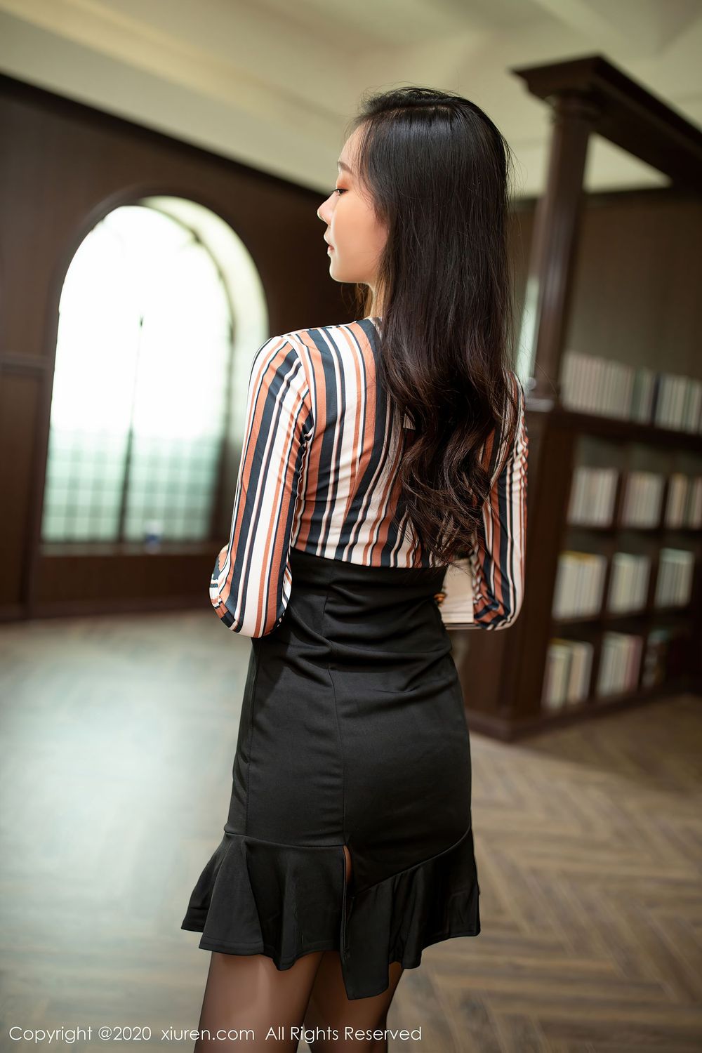 美女模特安然Maleah - 静谧图书馆性感动人主题写真