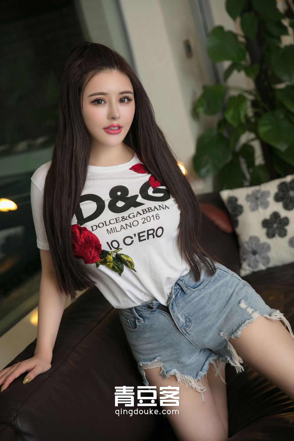 大眼美女金BABY - 户外泳池秀巨乳风情写真