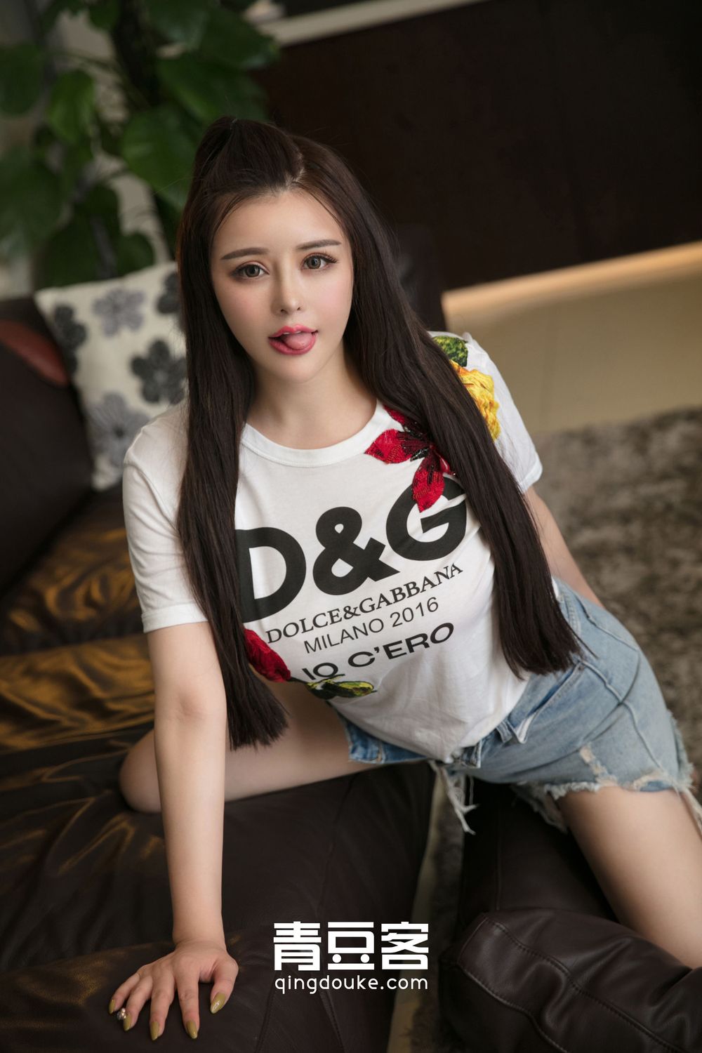 大眼美女金BABY - 户外泳池秀巨乳风情写真