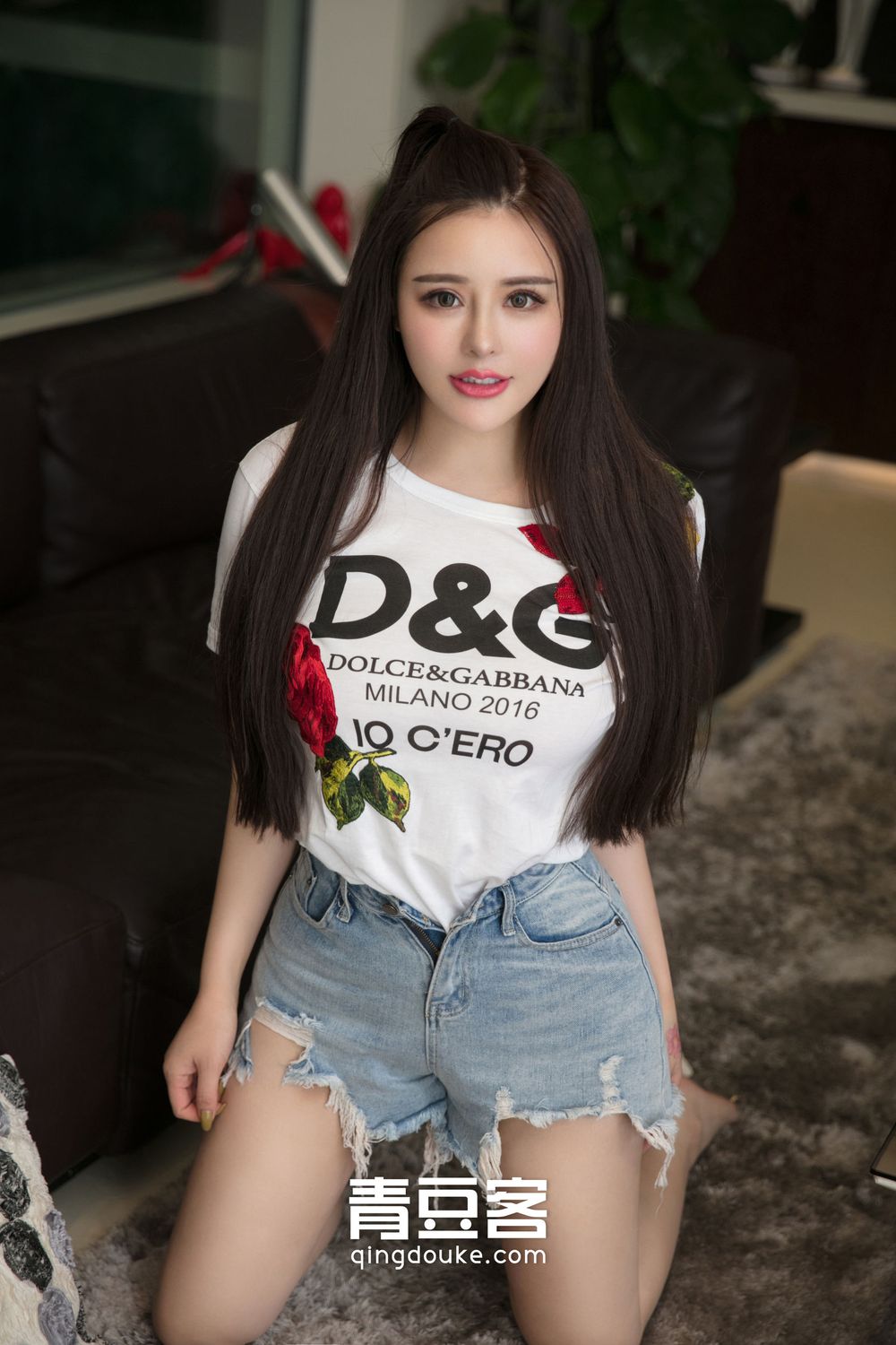 大眼美女金BABY - 户外泳池秀巨乳风情写真